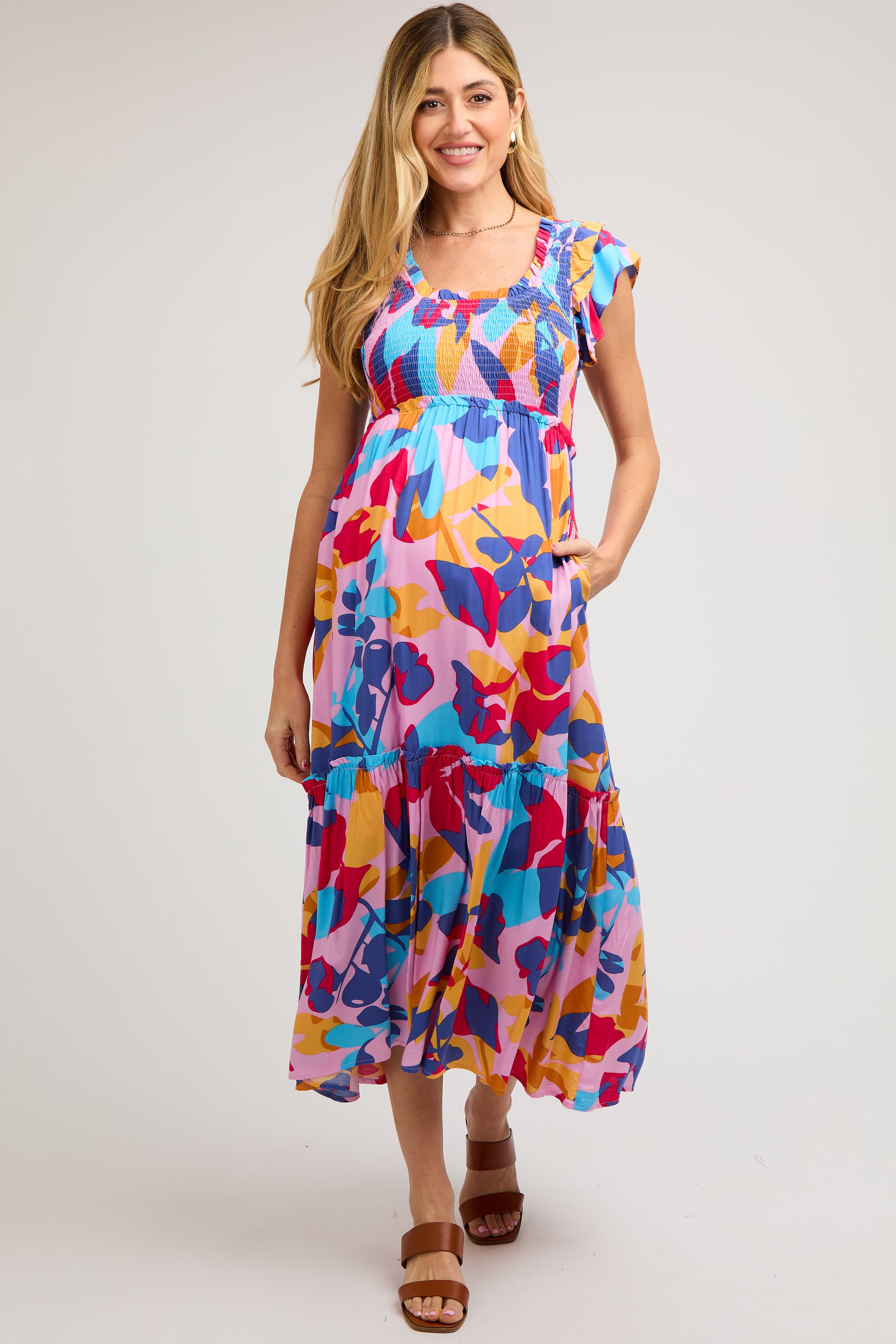 Mehrfarbiges Umstands-Midikleid mit Smok-Detail und Rüschen