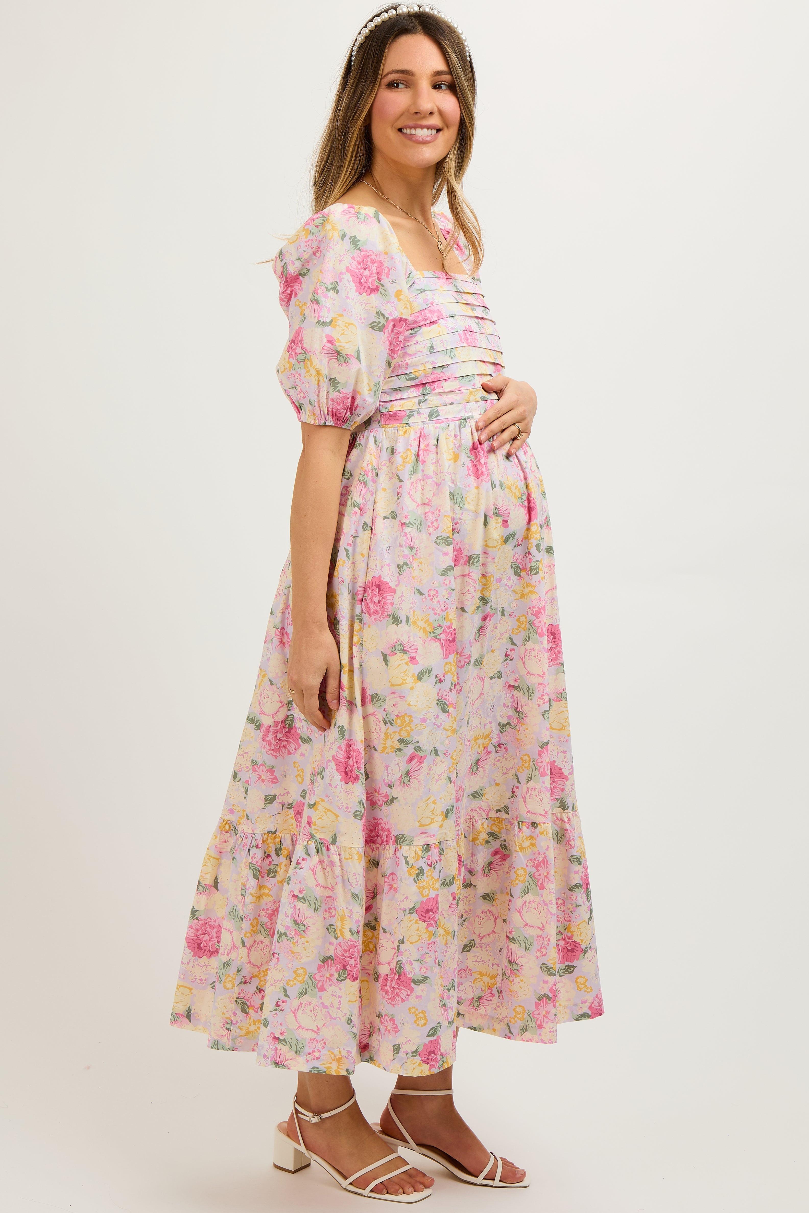 Geblümtes plissiertes Umstands-Midikleid mit Puffärmeln in Lavendel