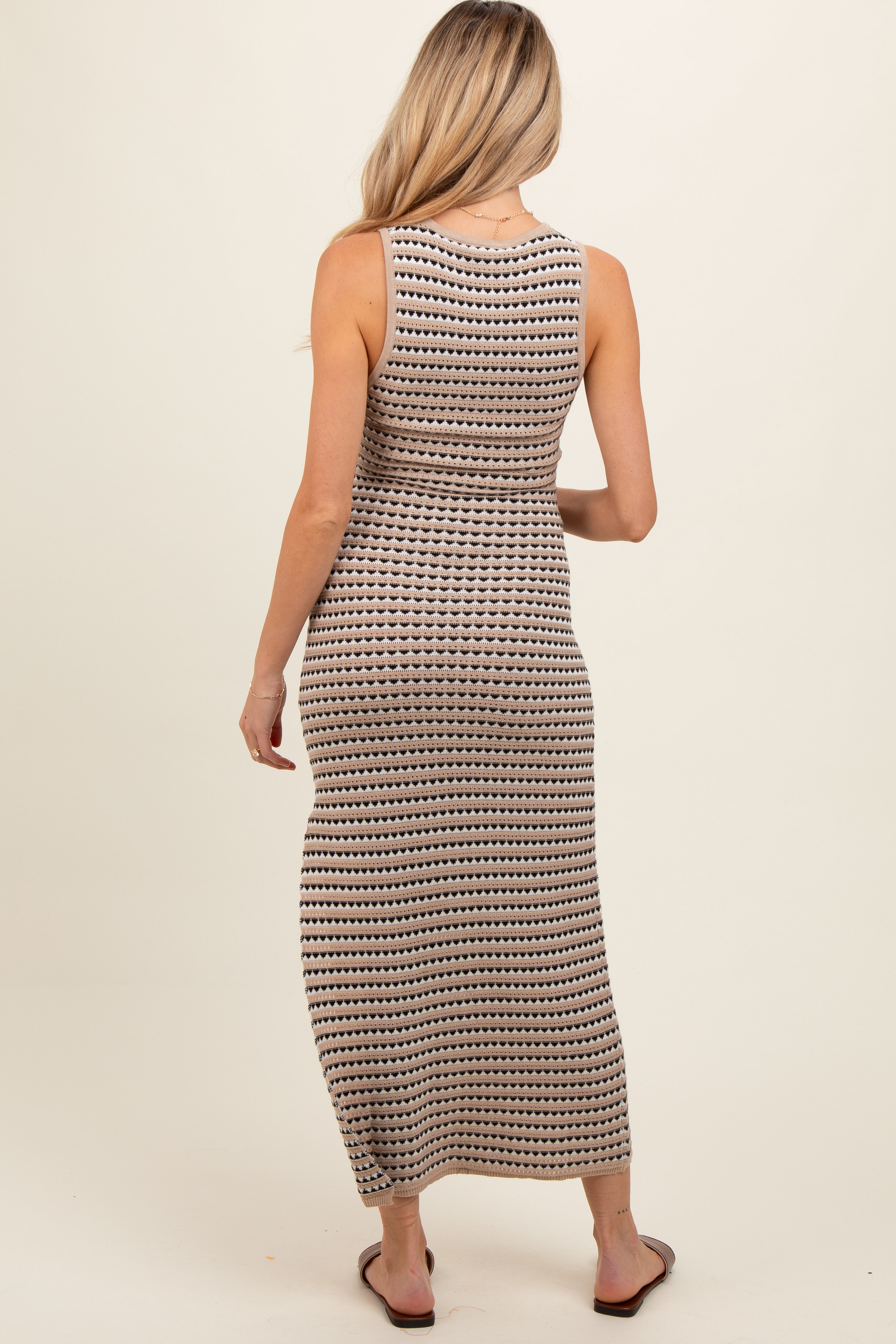 Gestreiftes figurbetontes ärmelloses Umstandsmaxikleid aus Strick in Beige