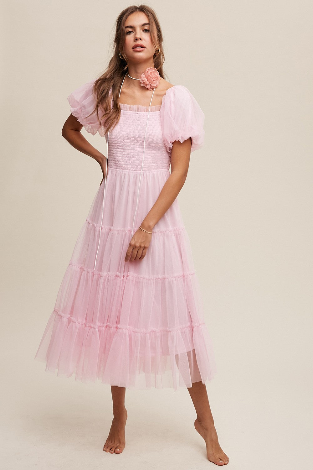 Gesmoktes gestuftes Umstands-Midikleid aus Tüll in Rosé