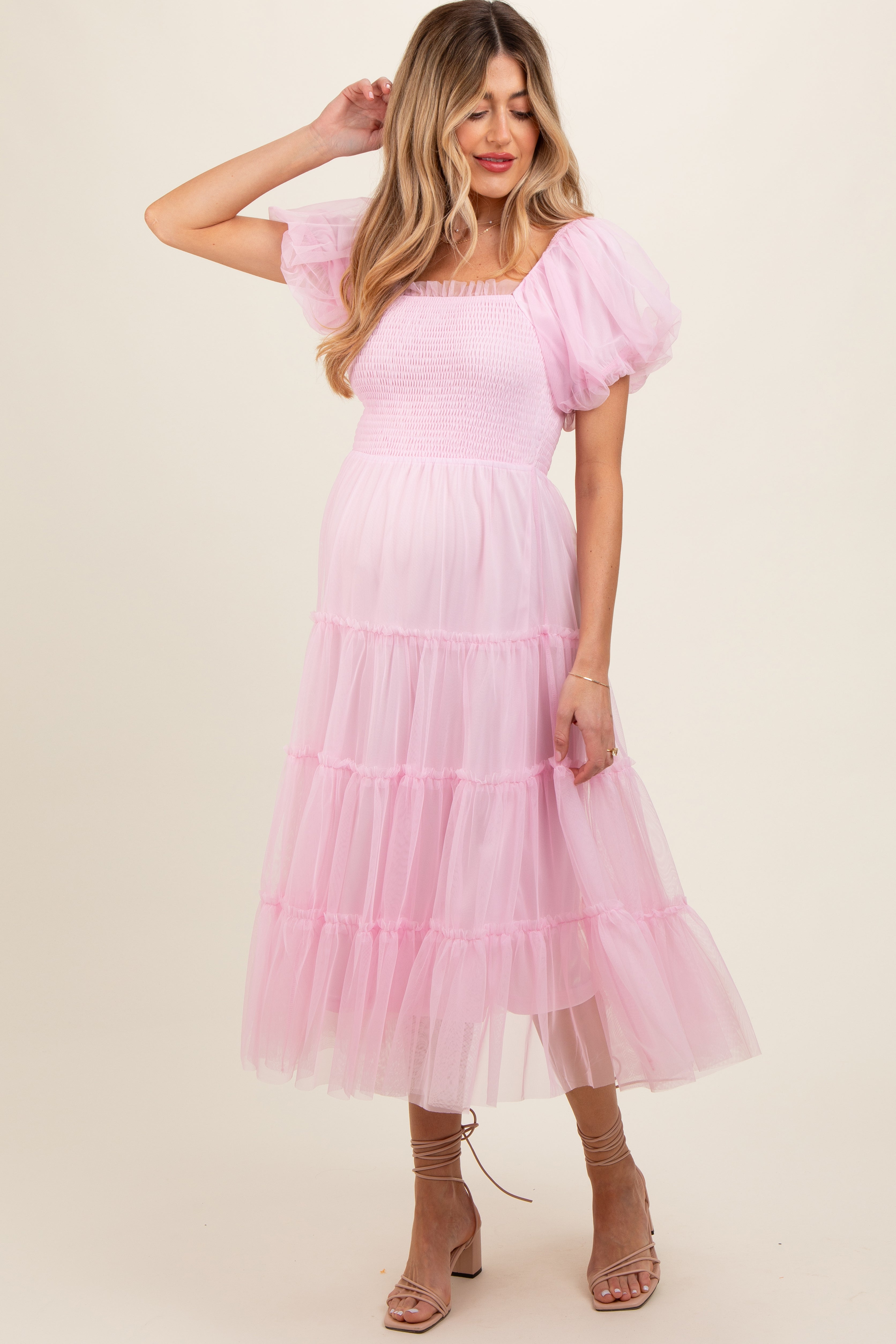 Gesmoktes gestuftes Umstands-Midikleid aus Tüll in Rosé