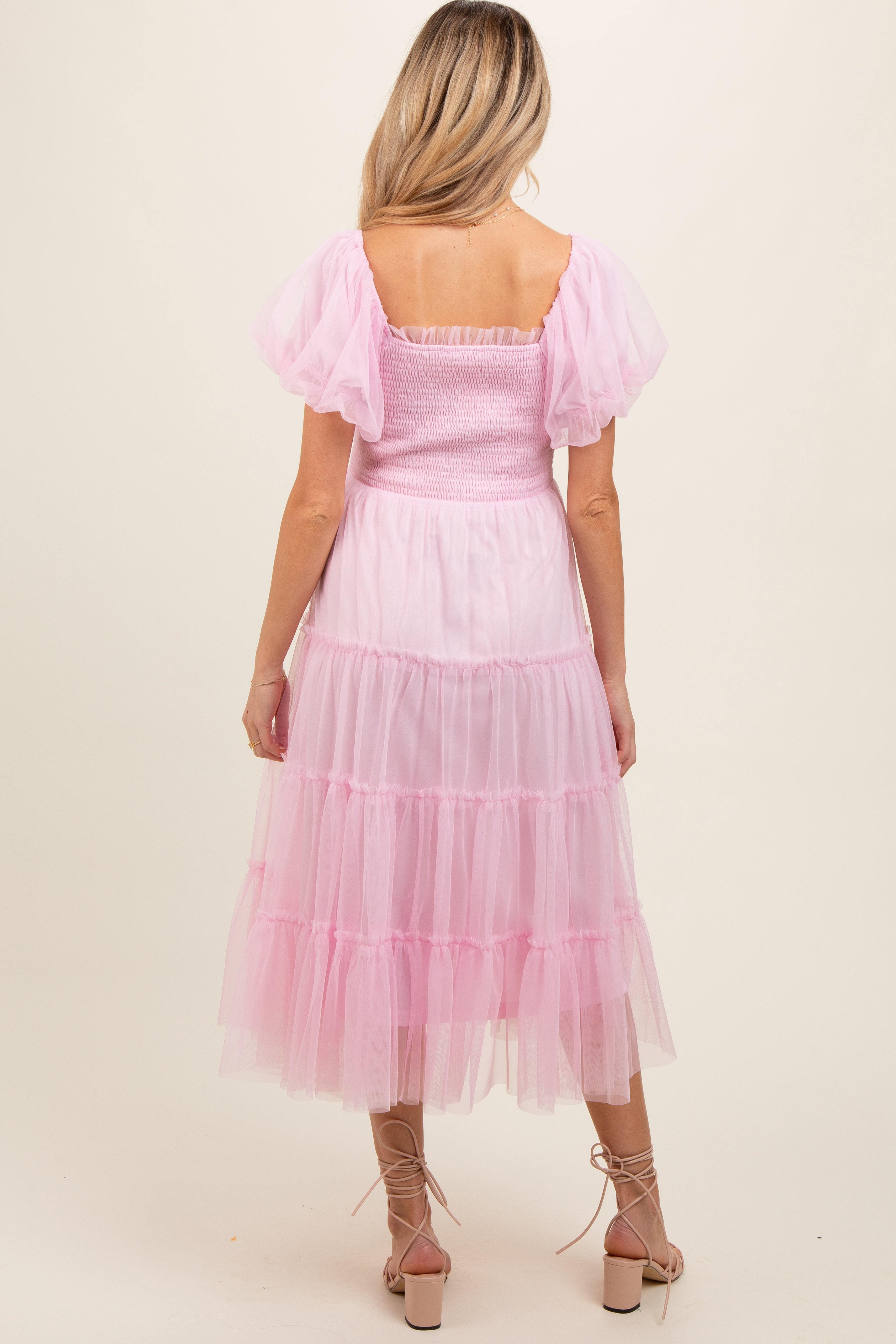 Gesmoktes gestuftes Umstands-Midikleid aus Tüll in Rosé
