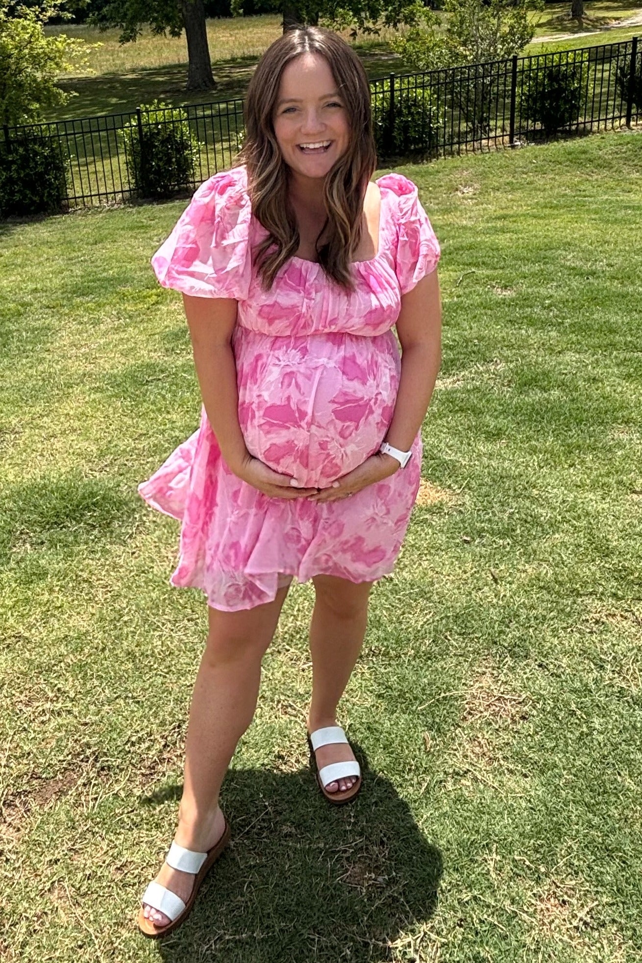 Umstands-Minikleid mit rosa Blumenmuster und Puffärmeln