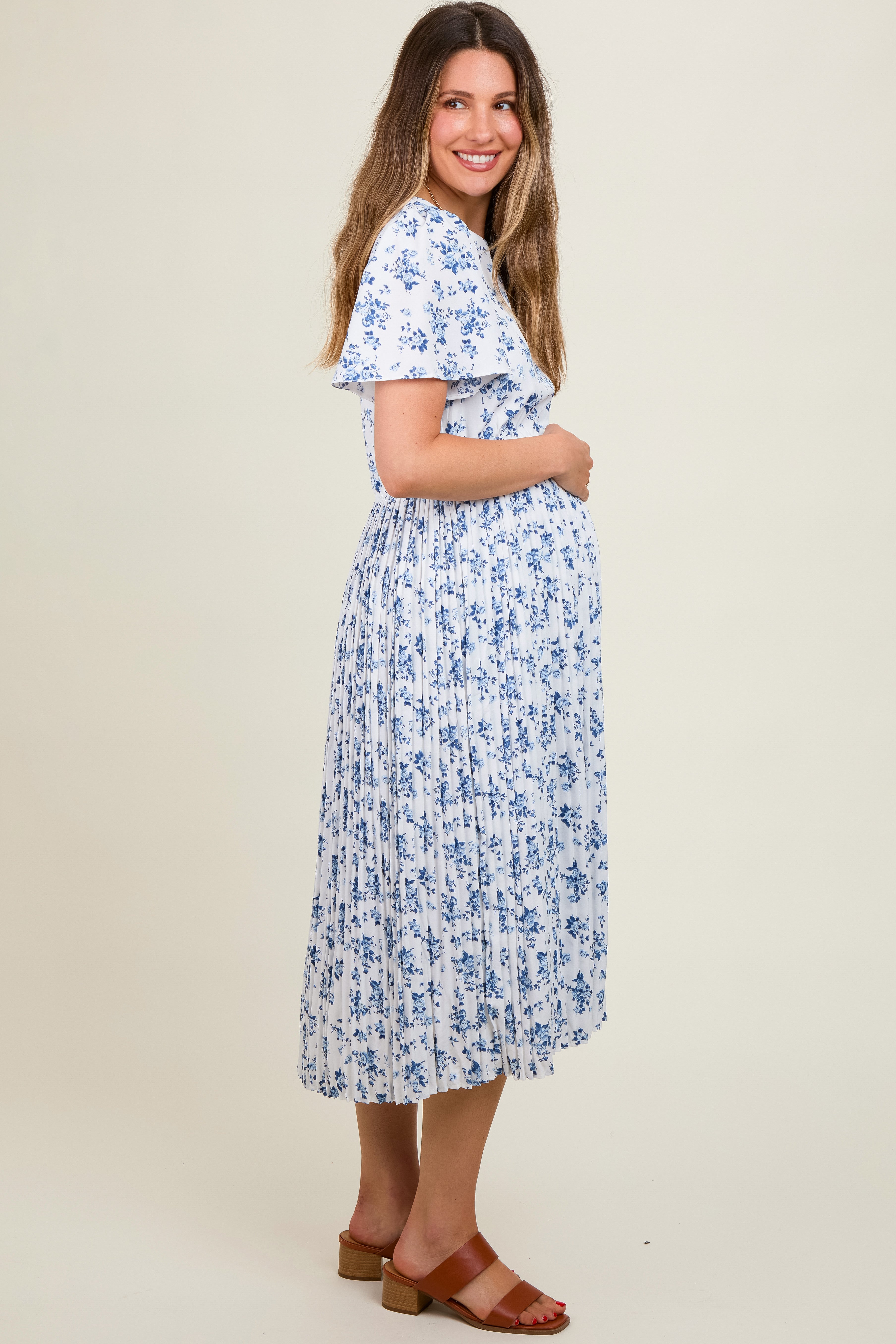 Plissiertes Umstands-Midikleid mit Blumenmuster in Blau