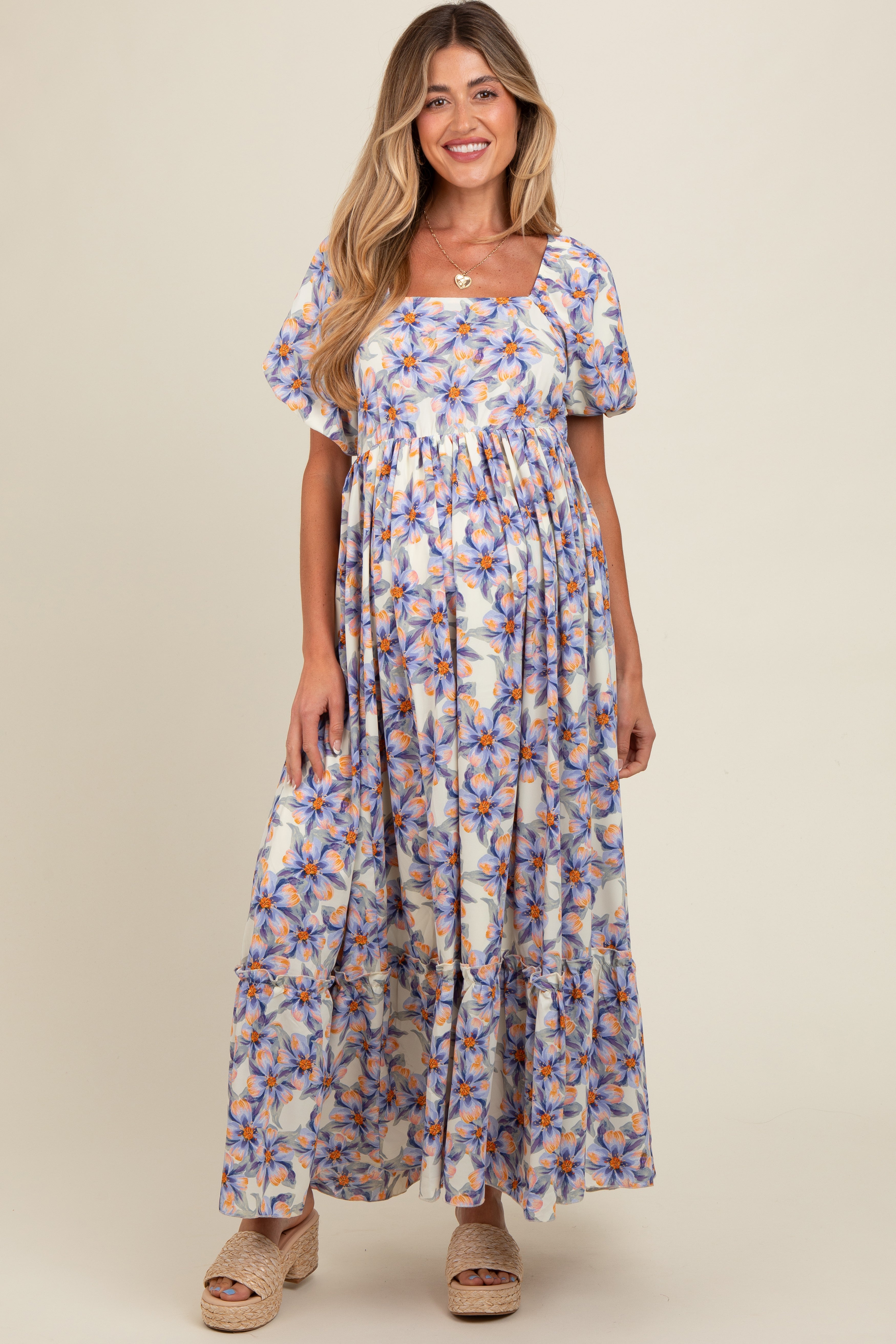 Umstandsmaxikleid mit Blütenmuster und Volant-Details