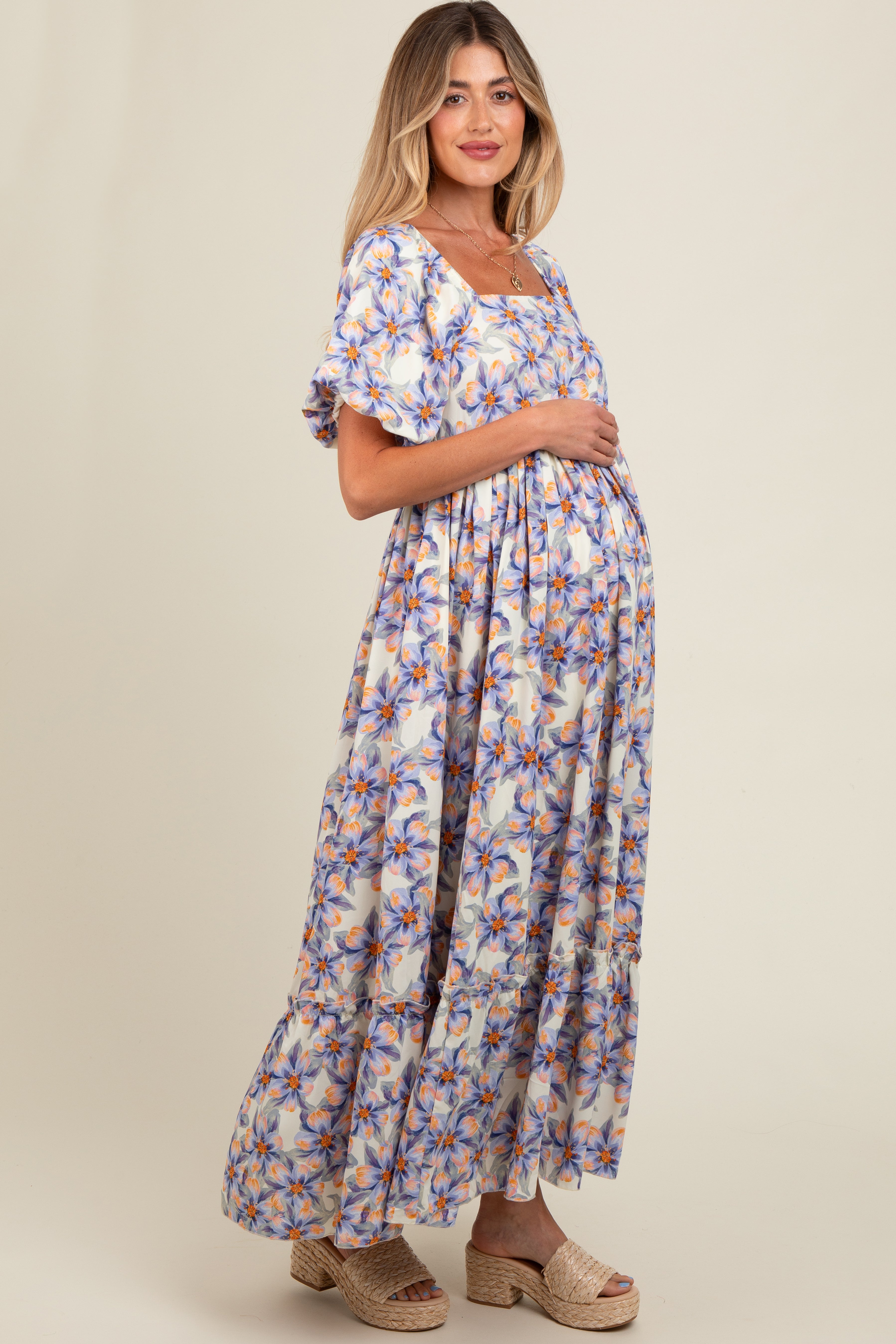 Umstandsmaxikleid mit Blütenmuster und Volant-Details