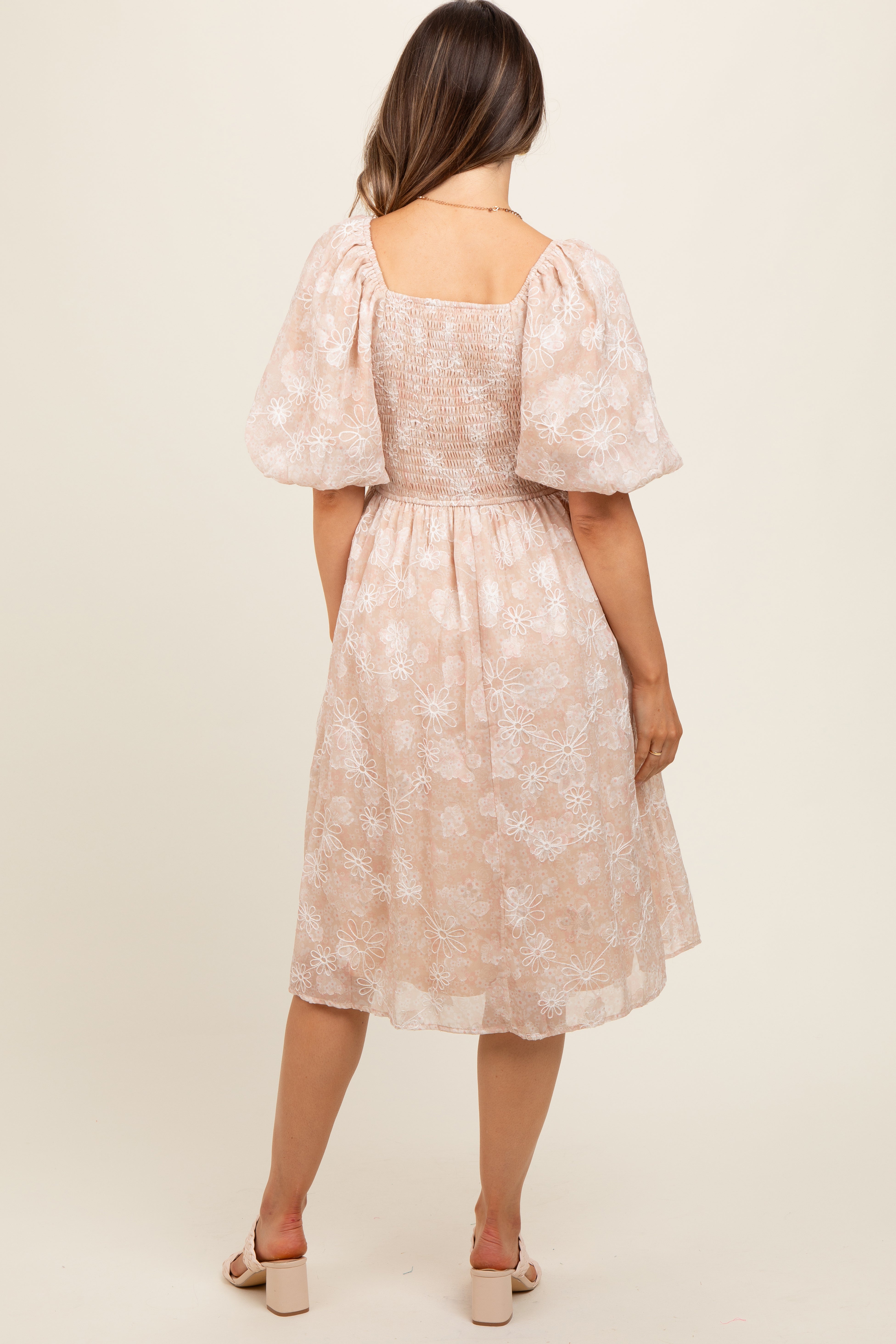 Umstandskleid in Beige mit floraler Stickerei und kurzen Puffärmeln