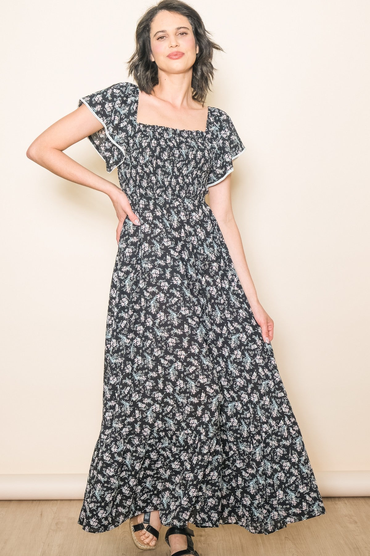 Umstandskleid mit Blumenmuster, Smok-Bund und Häkelbesatz in Schwarz