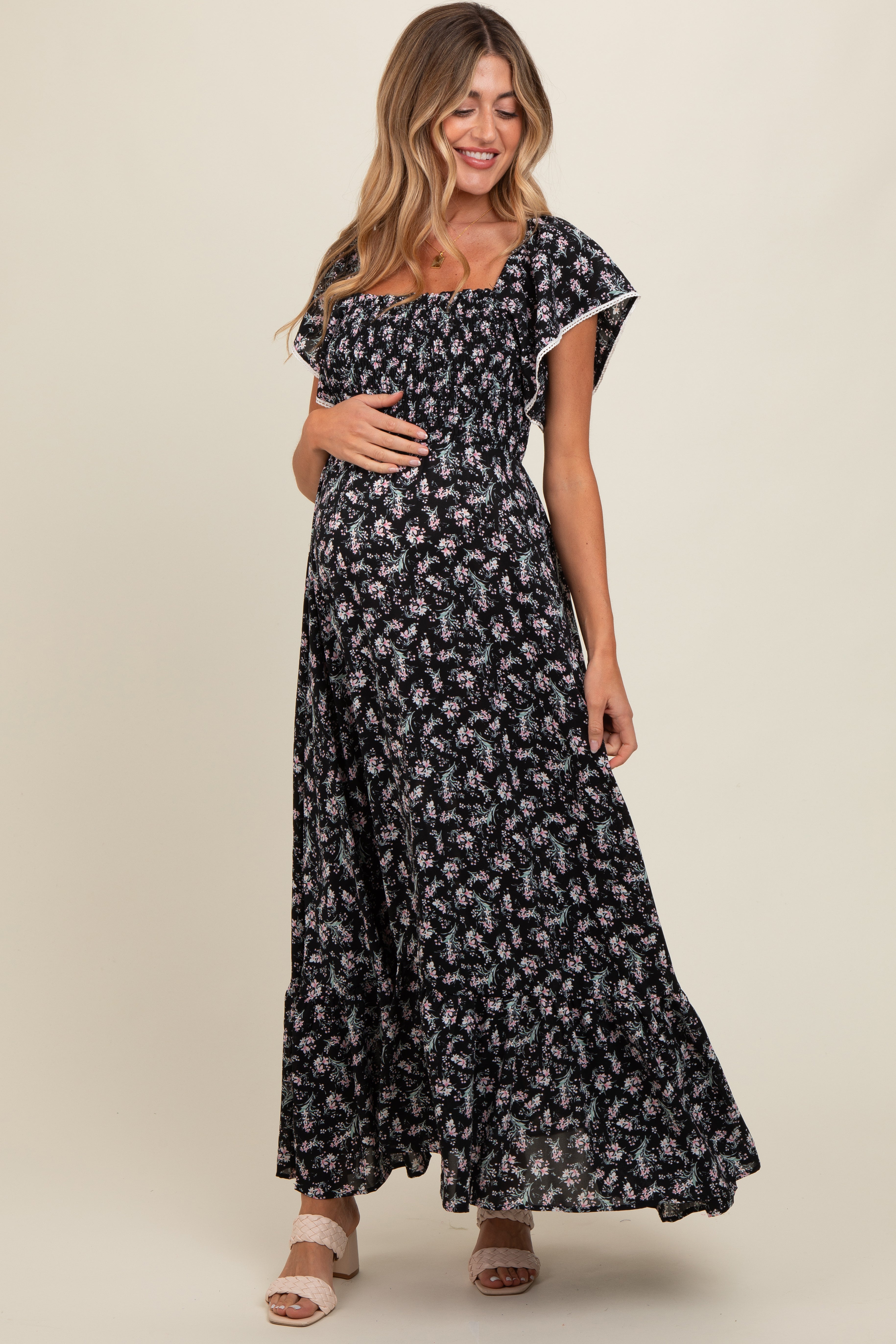 Umstandskleid mit Blumenmuster, Smok-Bund und Häkelbesatz in Schwarz