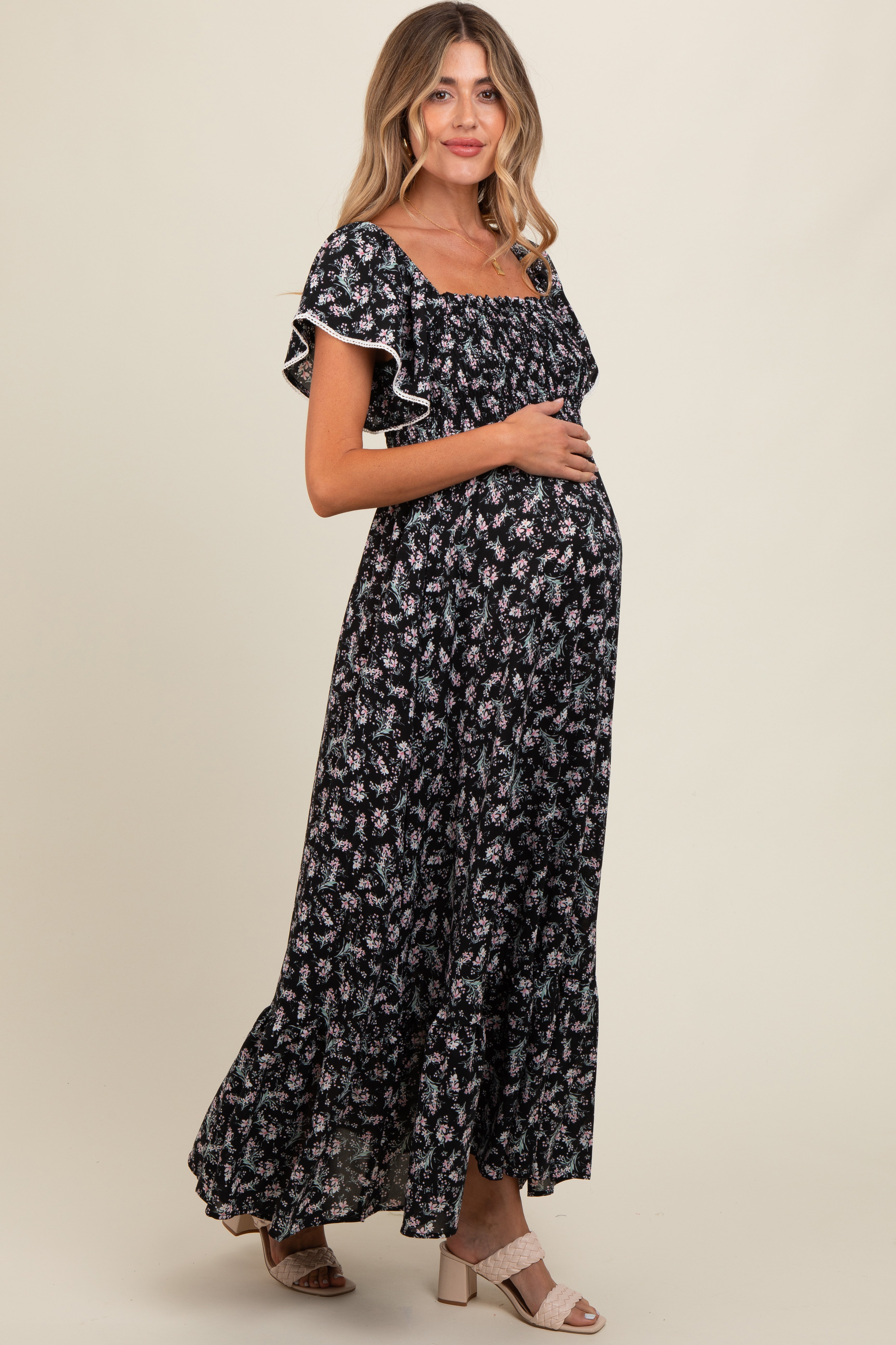Umstandskleid mit Blumenmuster, Smok-Bund und Häkelbesatz in Schwarz