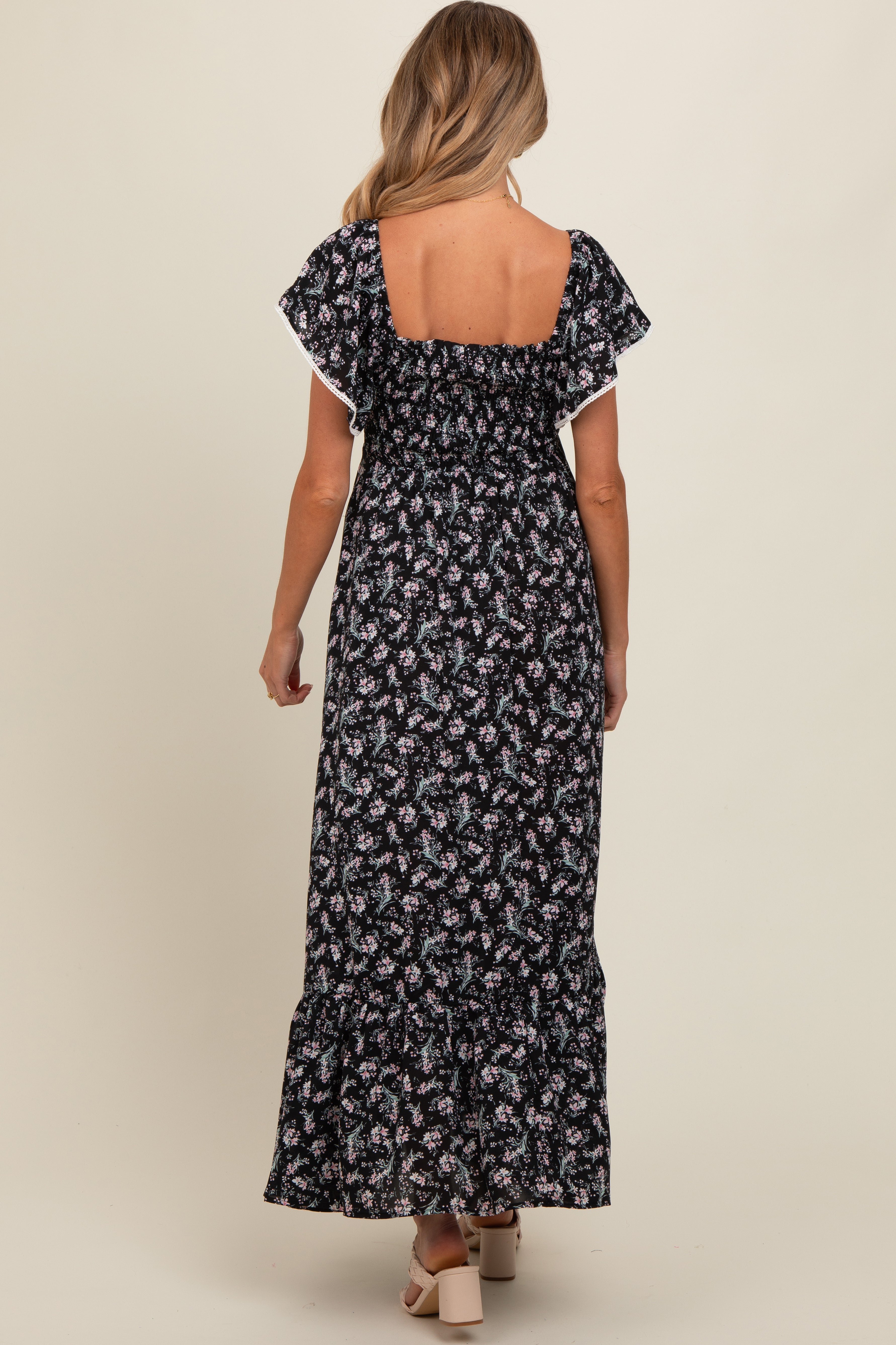 Umstandskleid mit Blumenmuster, Smok-Bund und Häkelbesatz in Schwarz