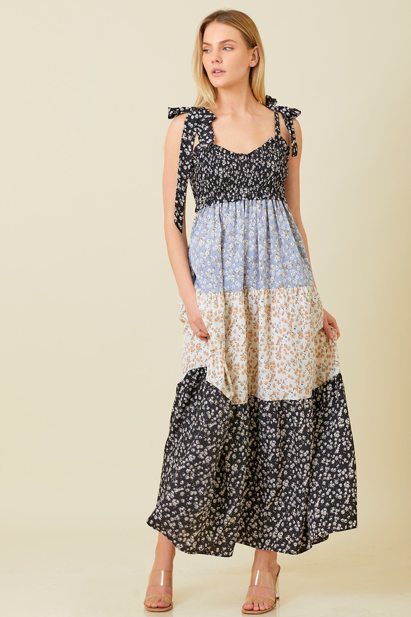 Florales Umstands-Maxikleid im Farbblock-Look mit Stufen und Schulterbändern