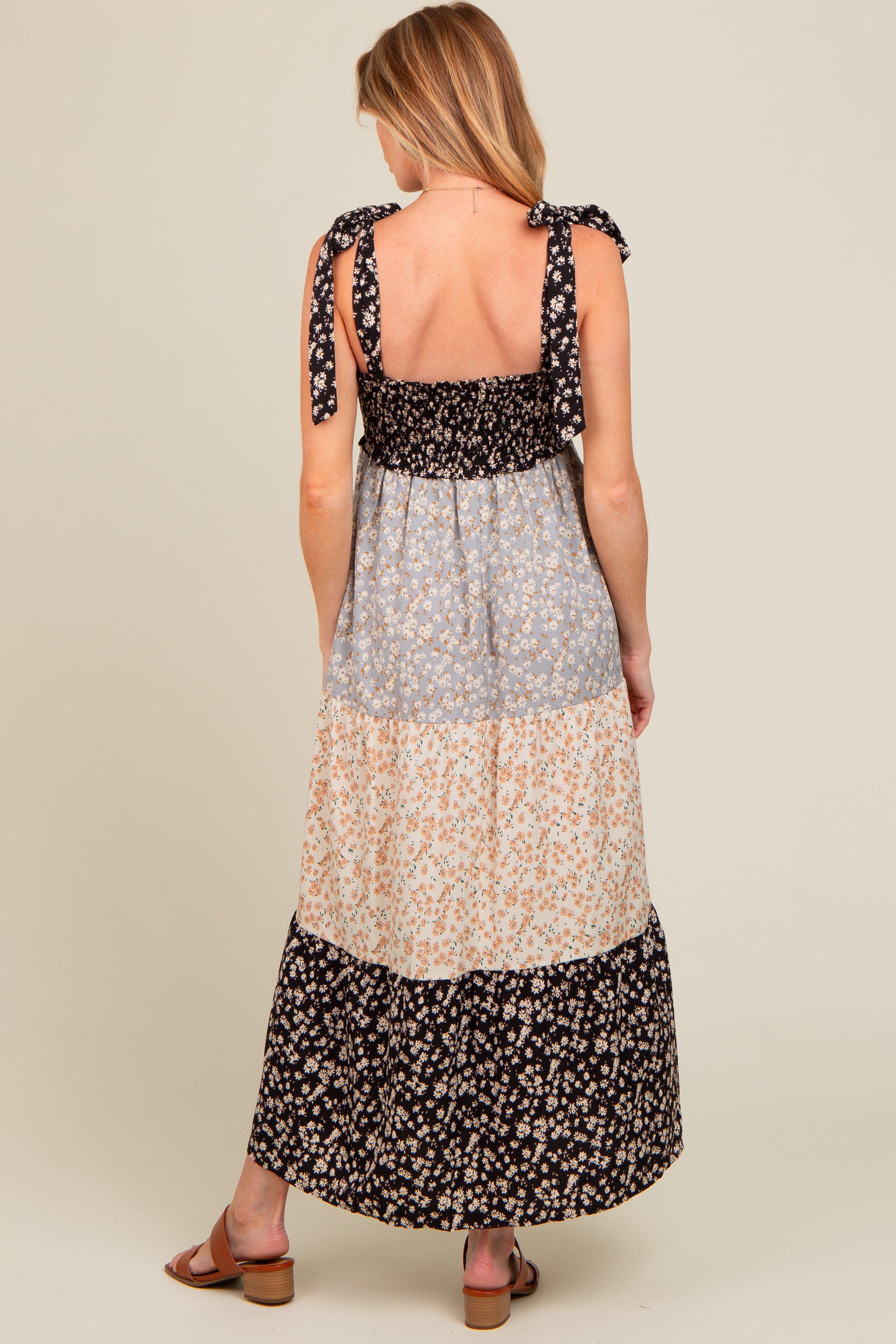 Florales Umstands-Maxikleid im Farbblock-Look mit Stufen und Schulterbändern