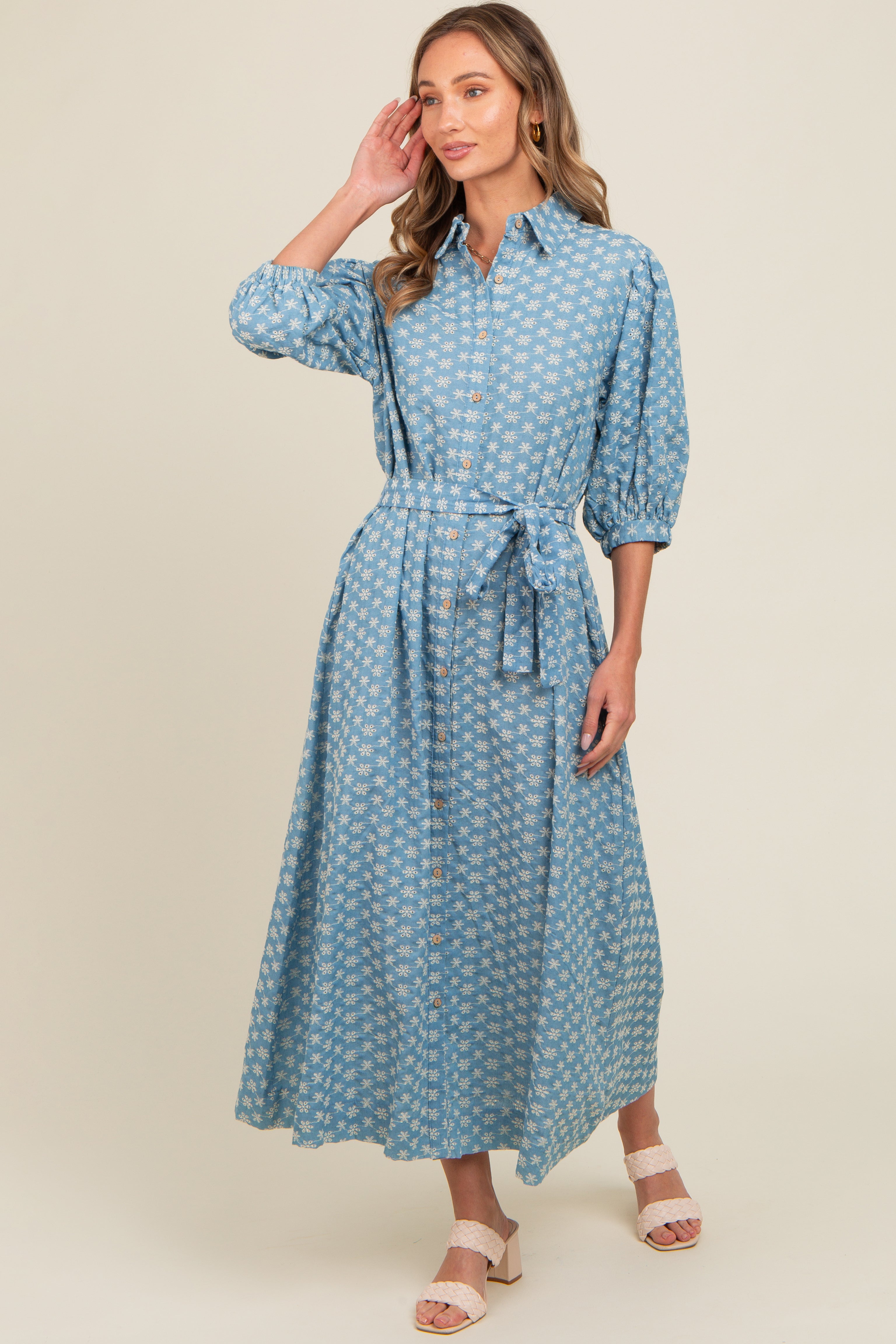 Umstands-Maxikleid aus Chambray mit Blütenstickerei und Knopfleiste in Blau