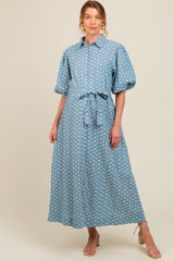 Umstands-Maxikleid aus Chambray mit Blütenstickerei und Knopfleiste in Blau