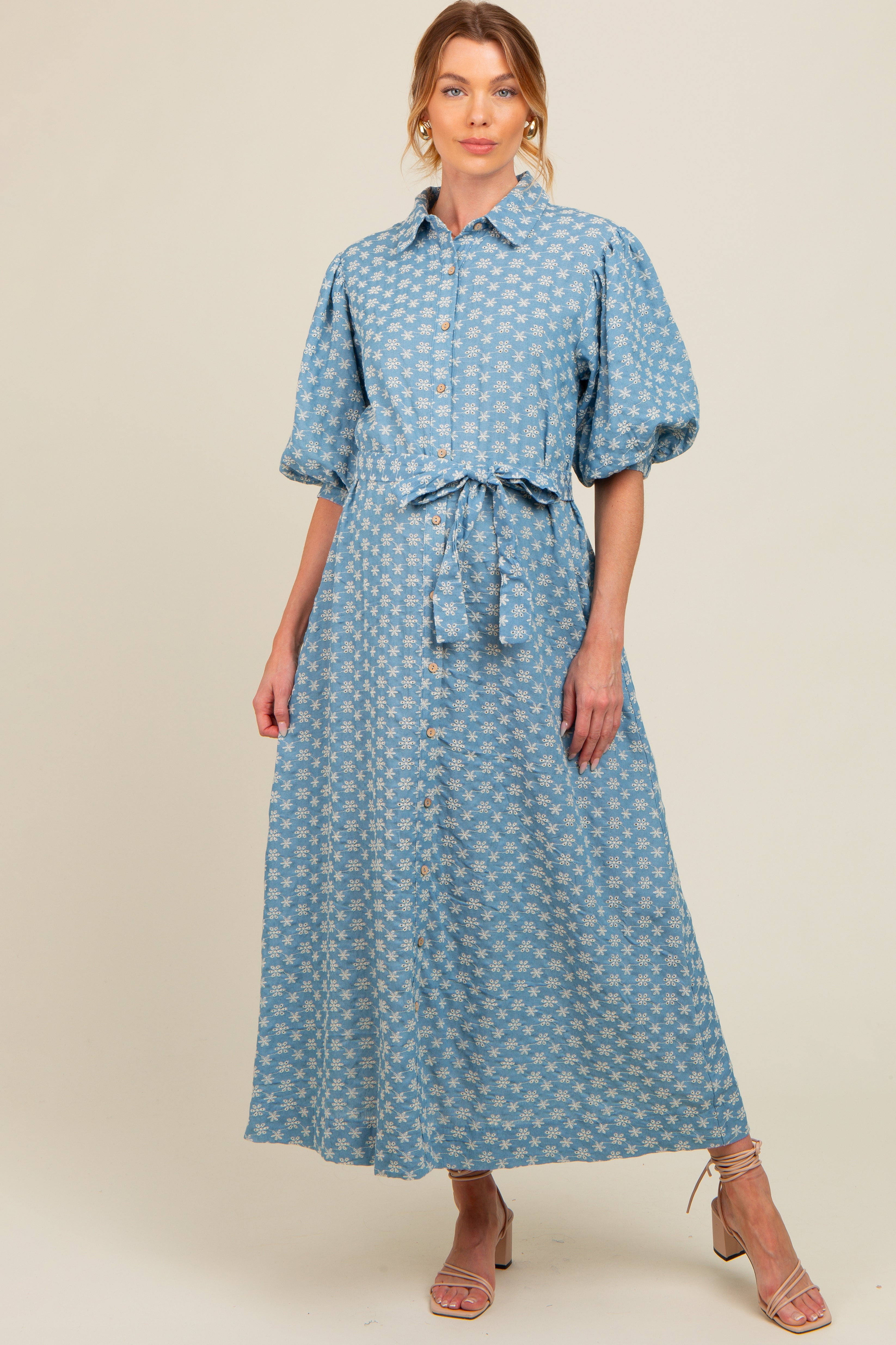 Umstands-Maxikleid aus Chambray mit Blütenstickerei und Knopfleiste in Blau