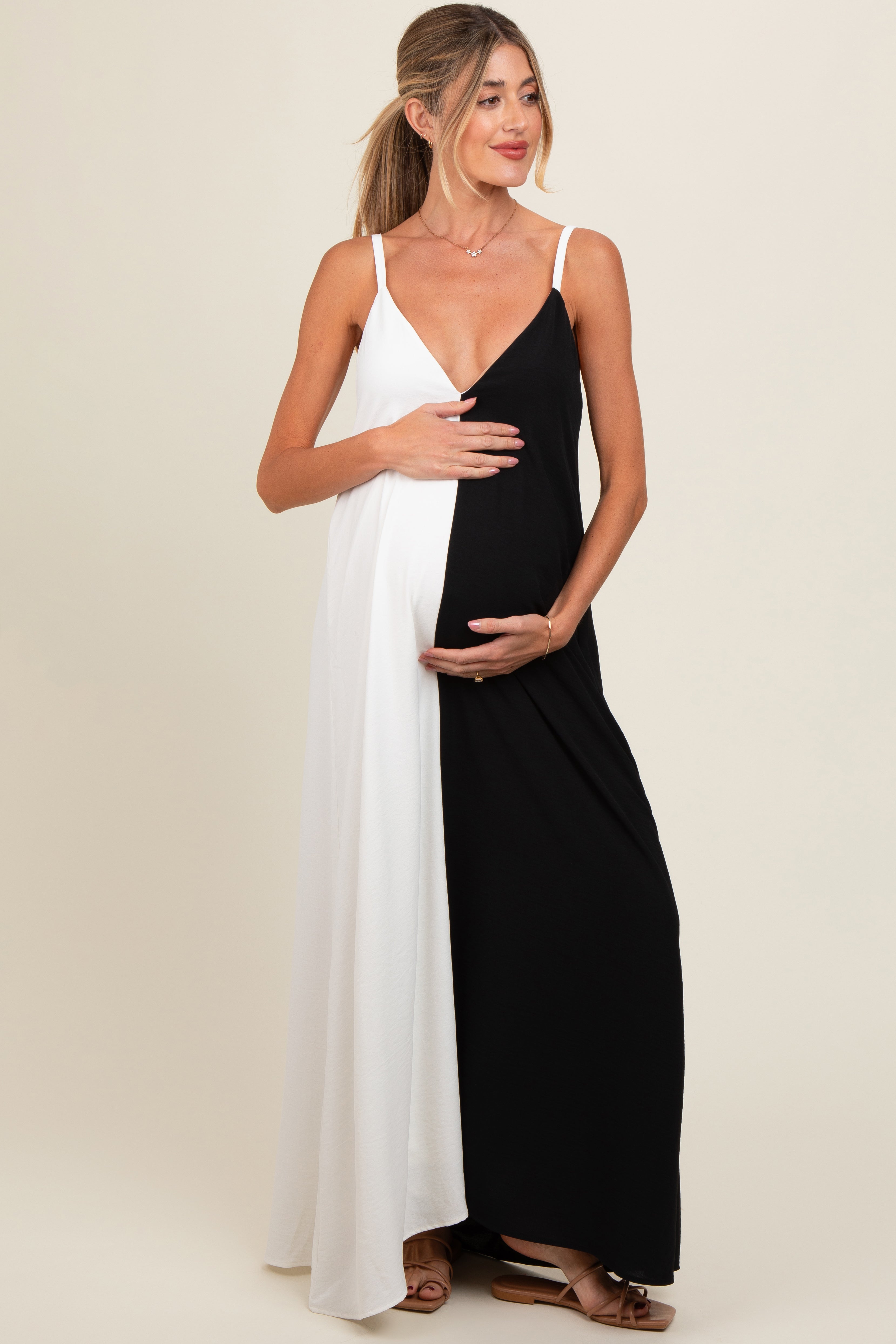 Umstandsmaxikleid mit V-Ausschnitt im Colour-Blocking-Stil