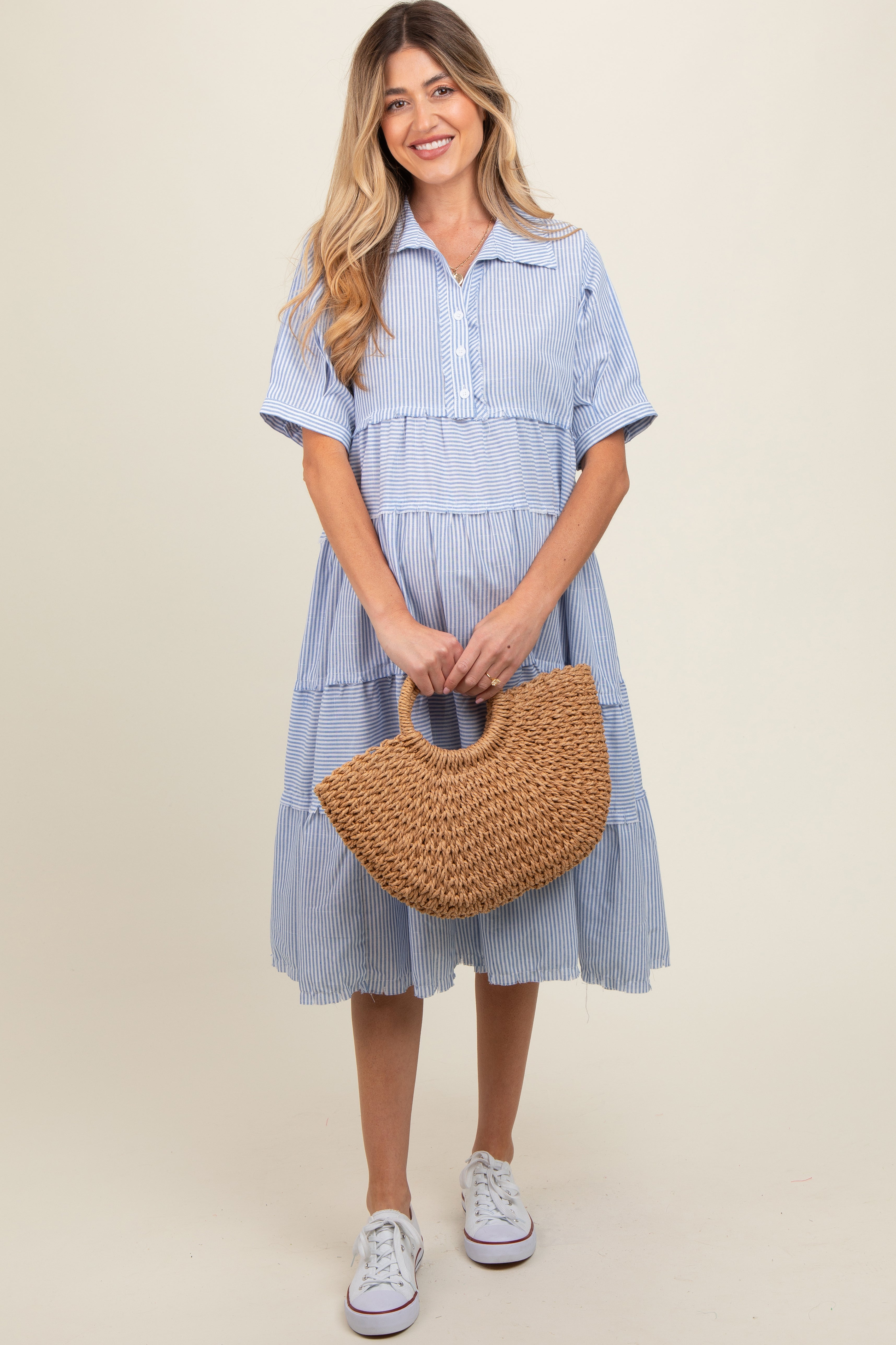 Gestuftes Umstands-Midikleid mit blauen Streifen und offenem Saum