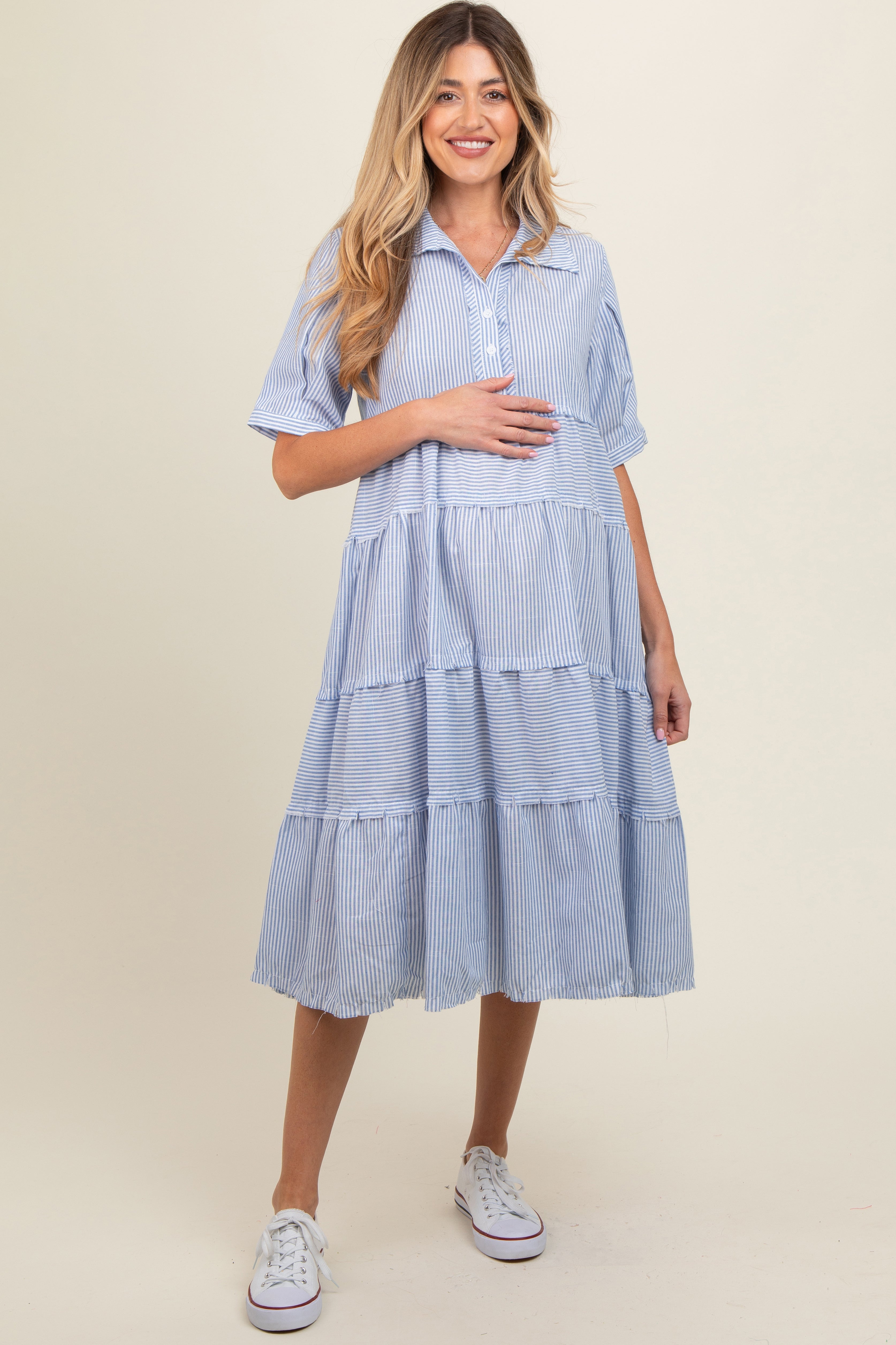 Gestuftes Umstands-Midikleid mit blauen Streifen und offenem Saum