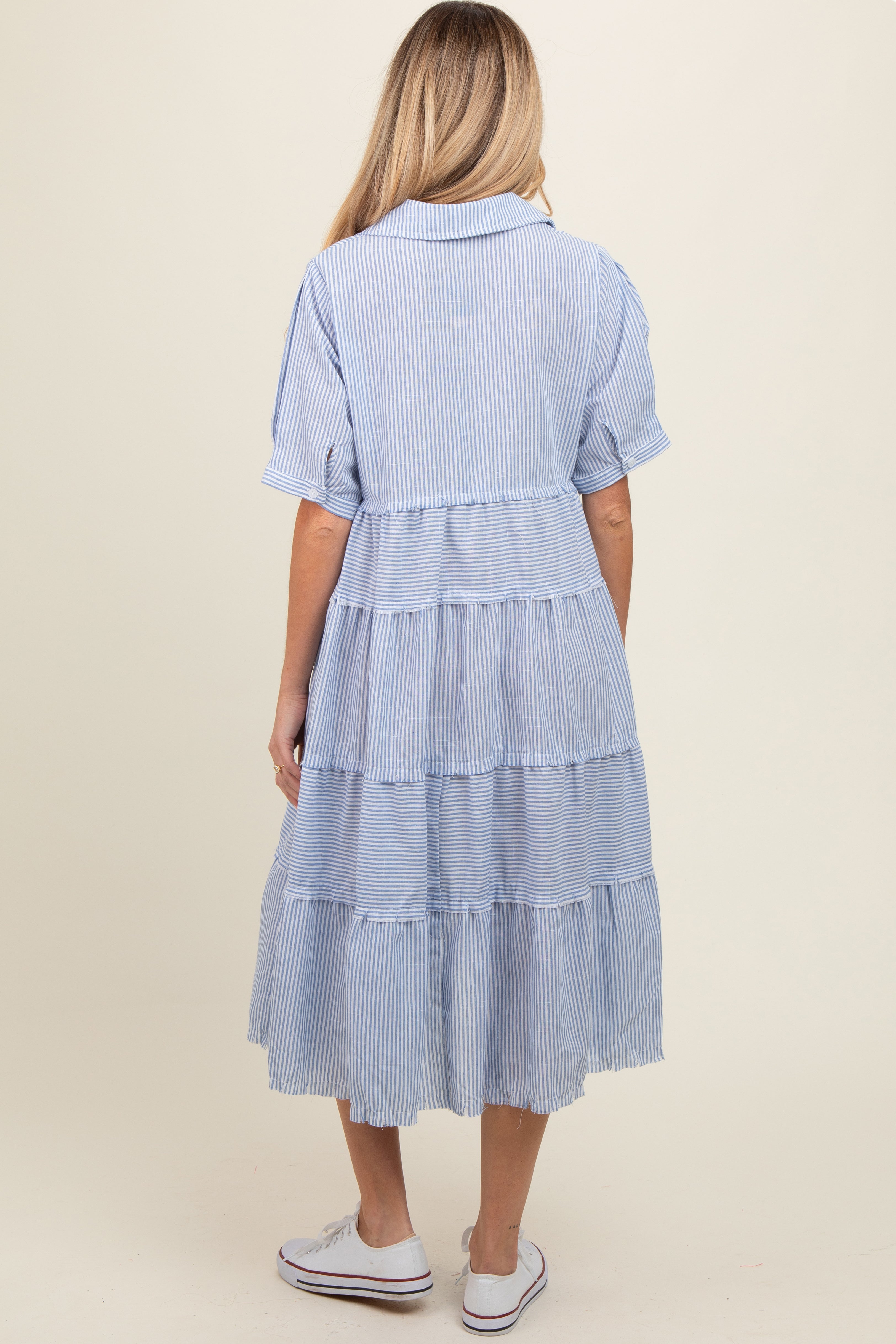 Gestuftes Umstands-Midikleid mit blauen Streifen und offenem Saum