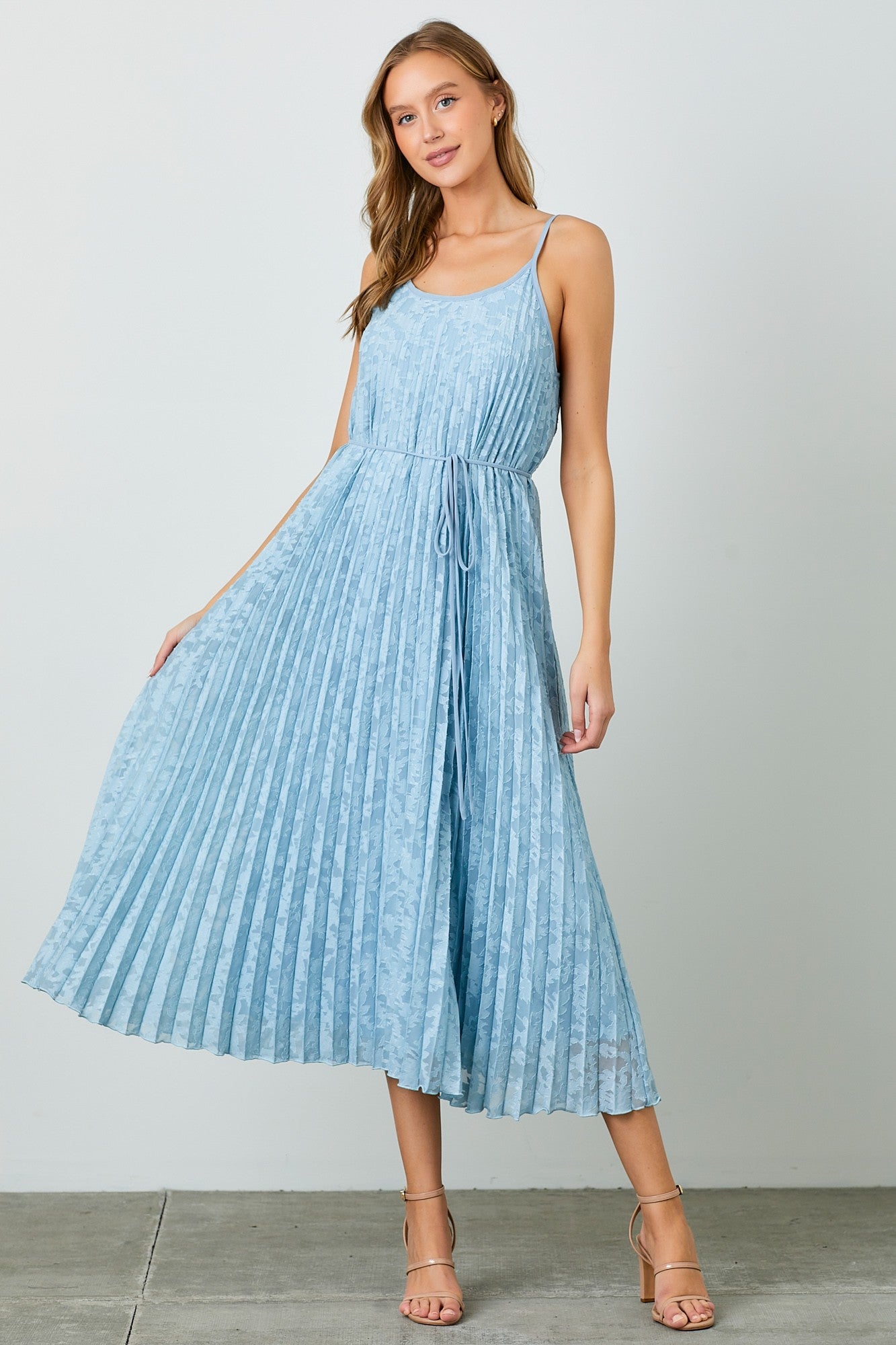Plissiertes Umstands-Maxikleid mit Blumenmuster in Hellblau
