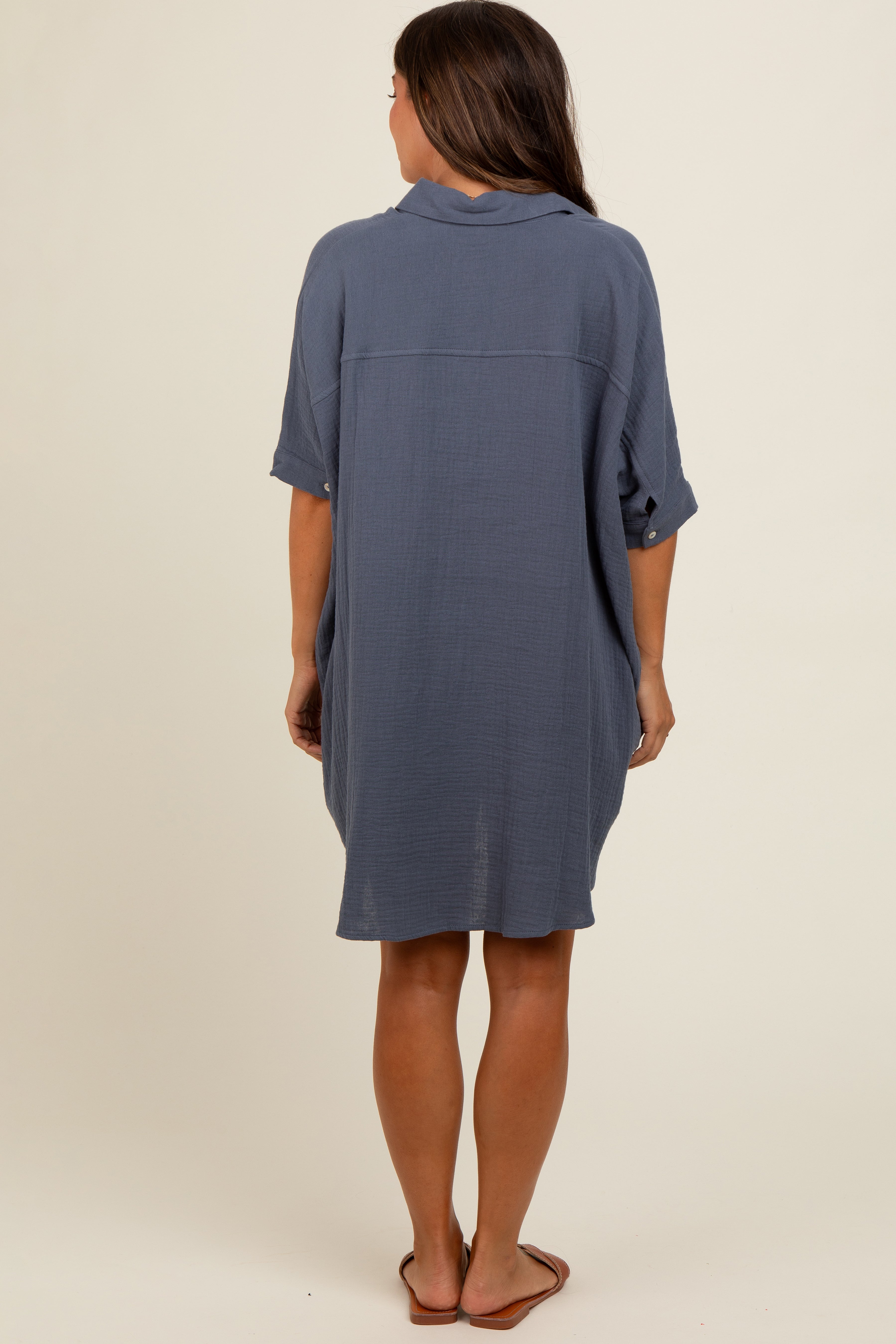 Oversized-Umstandskleid mit durchgehender Knopfleiste