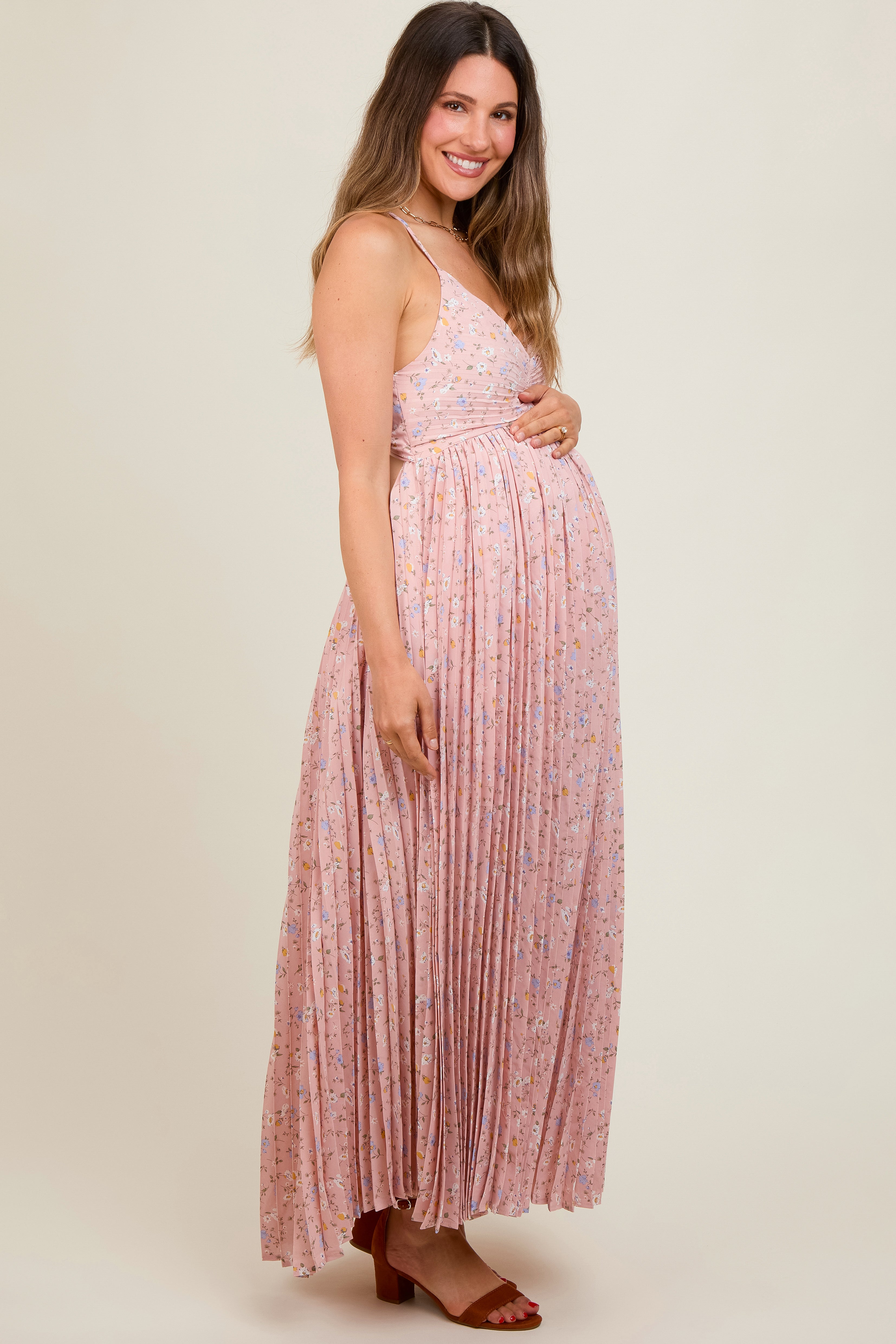 Plissiertes Umstands-Maxikleid mit Blumenmuster und Rücken-Cut-out in Zartrosa