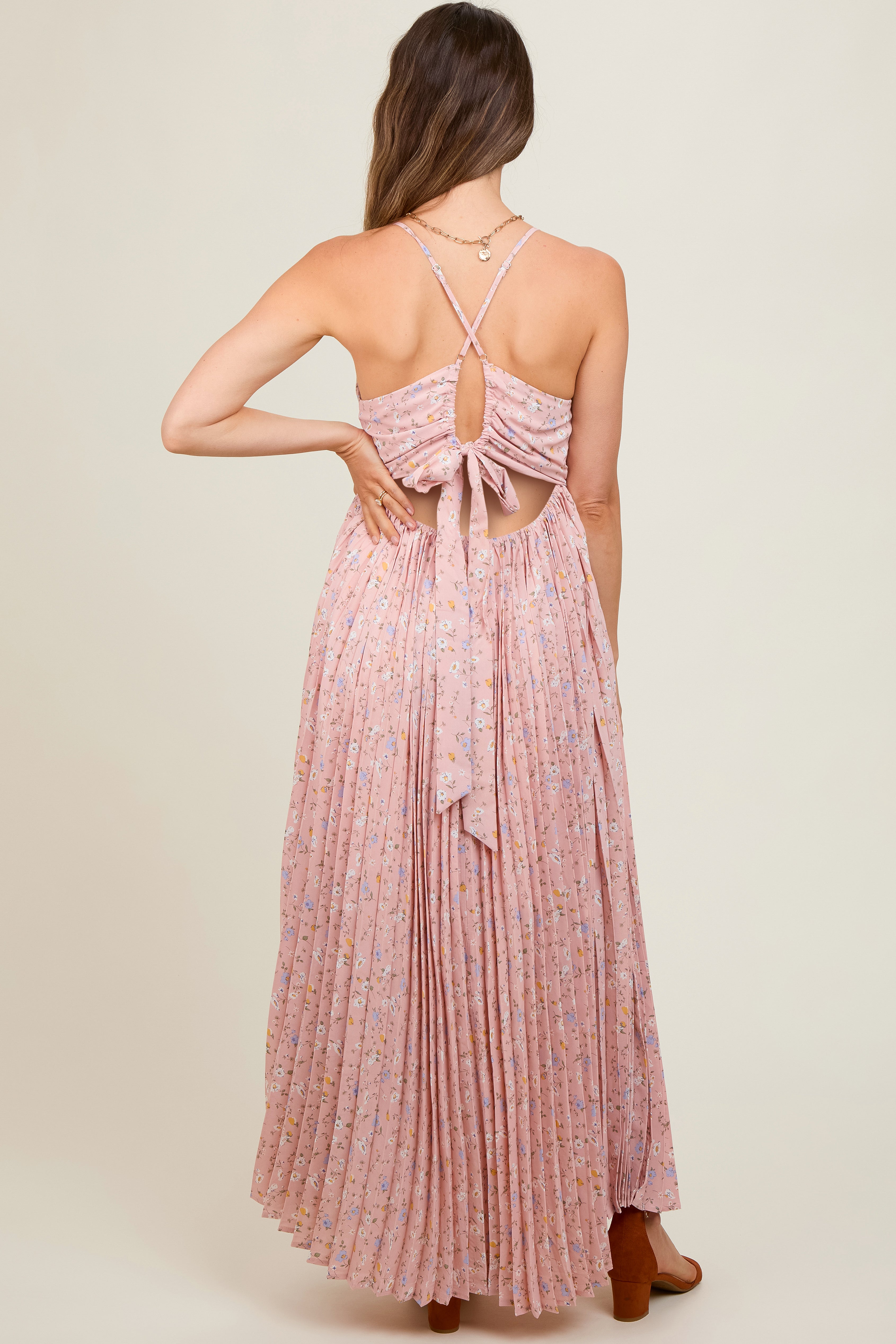 Plissiertes Umstands-Maxikleid mit Blumenmuster und Rücken-Cut-out in Zartrosa