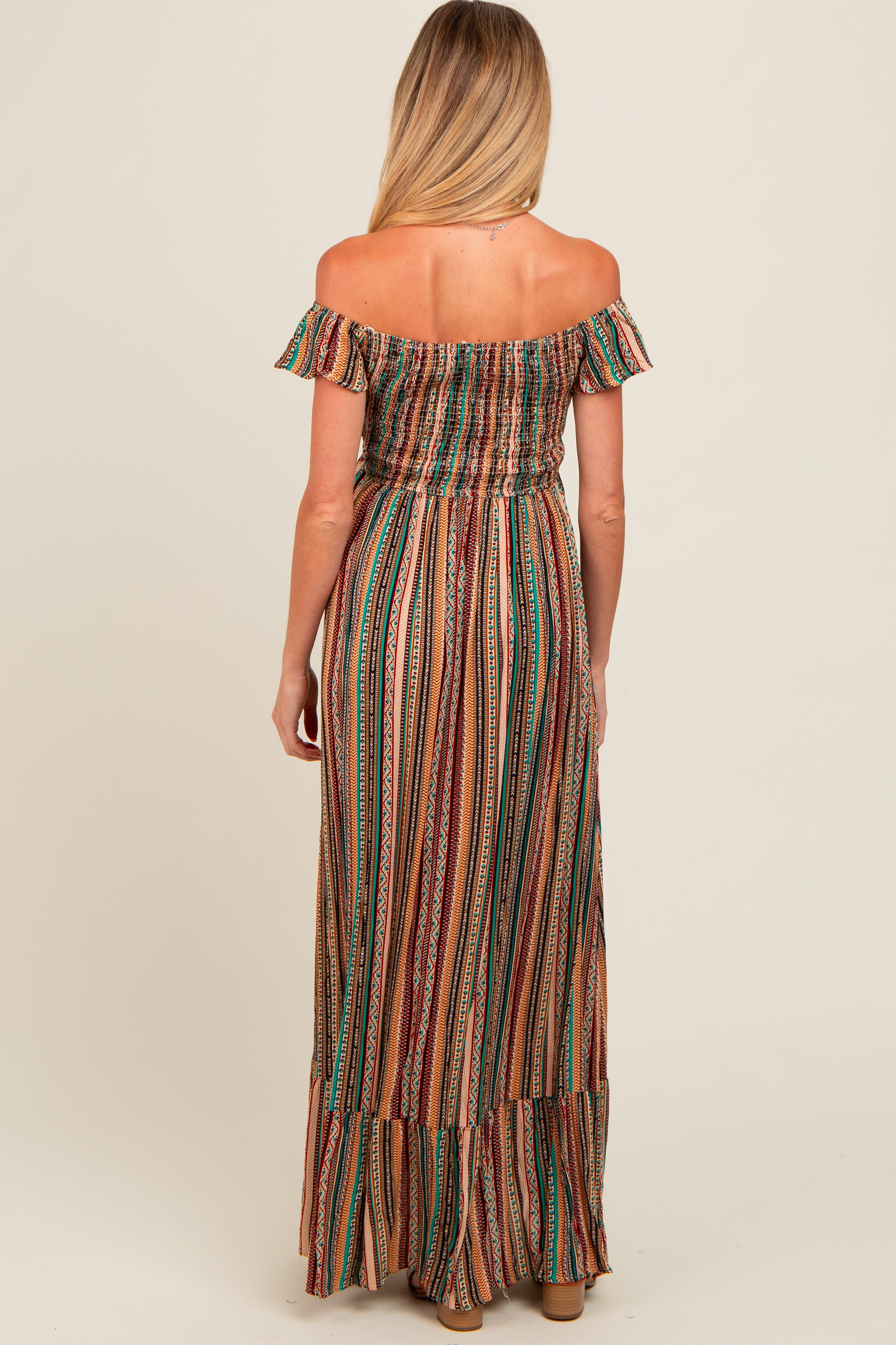 Umstandsmaxikleid mit schulterfreiem Ausschnitt und gerafftem Bund