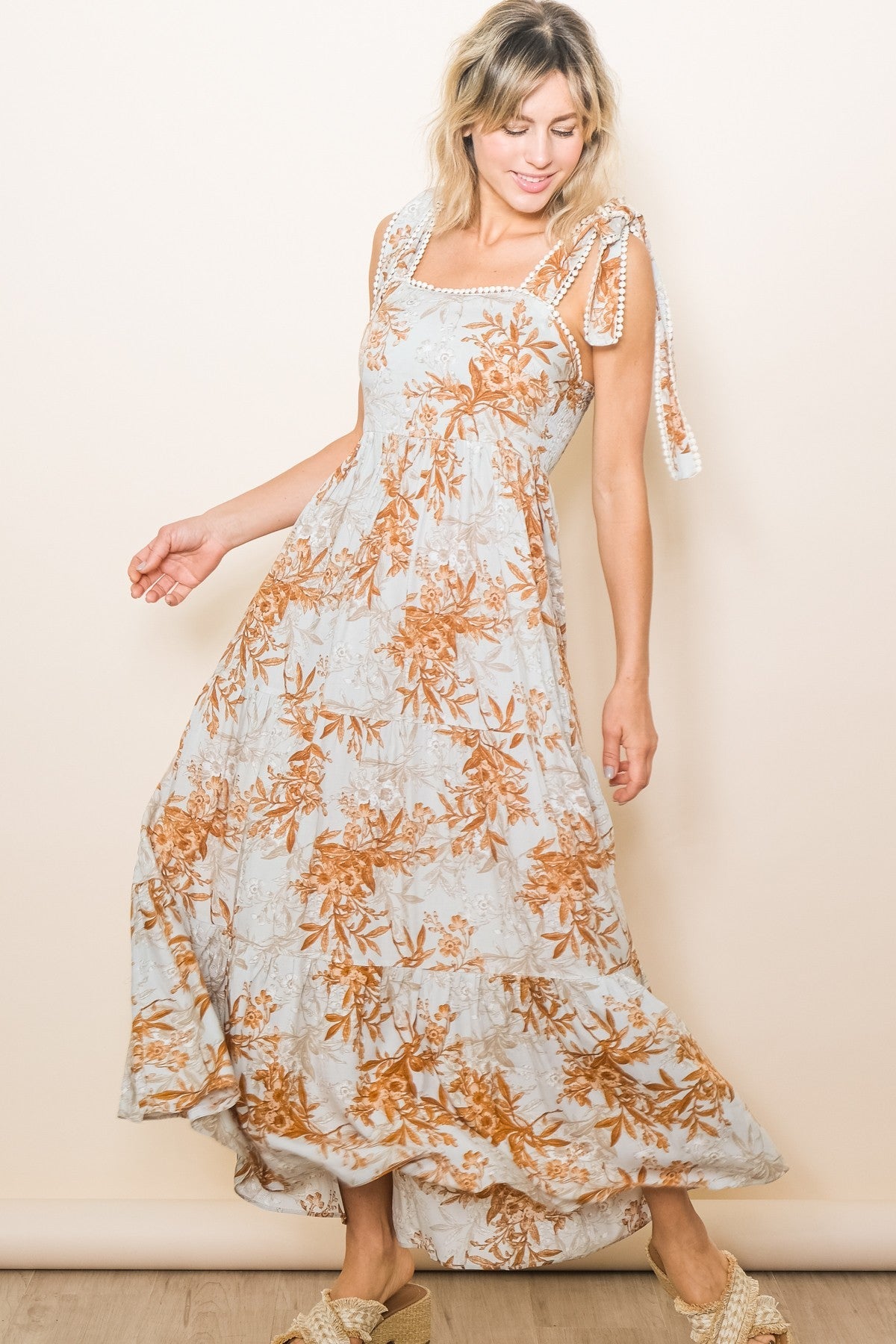 Umstandsmaxikleid mit Blütenmuster und Häkelbesatz