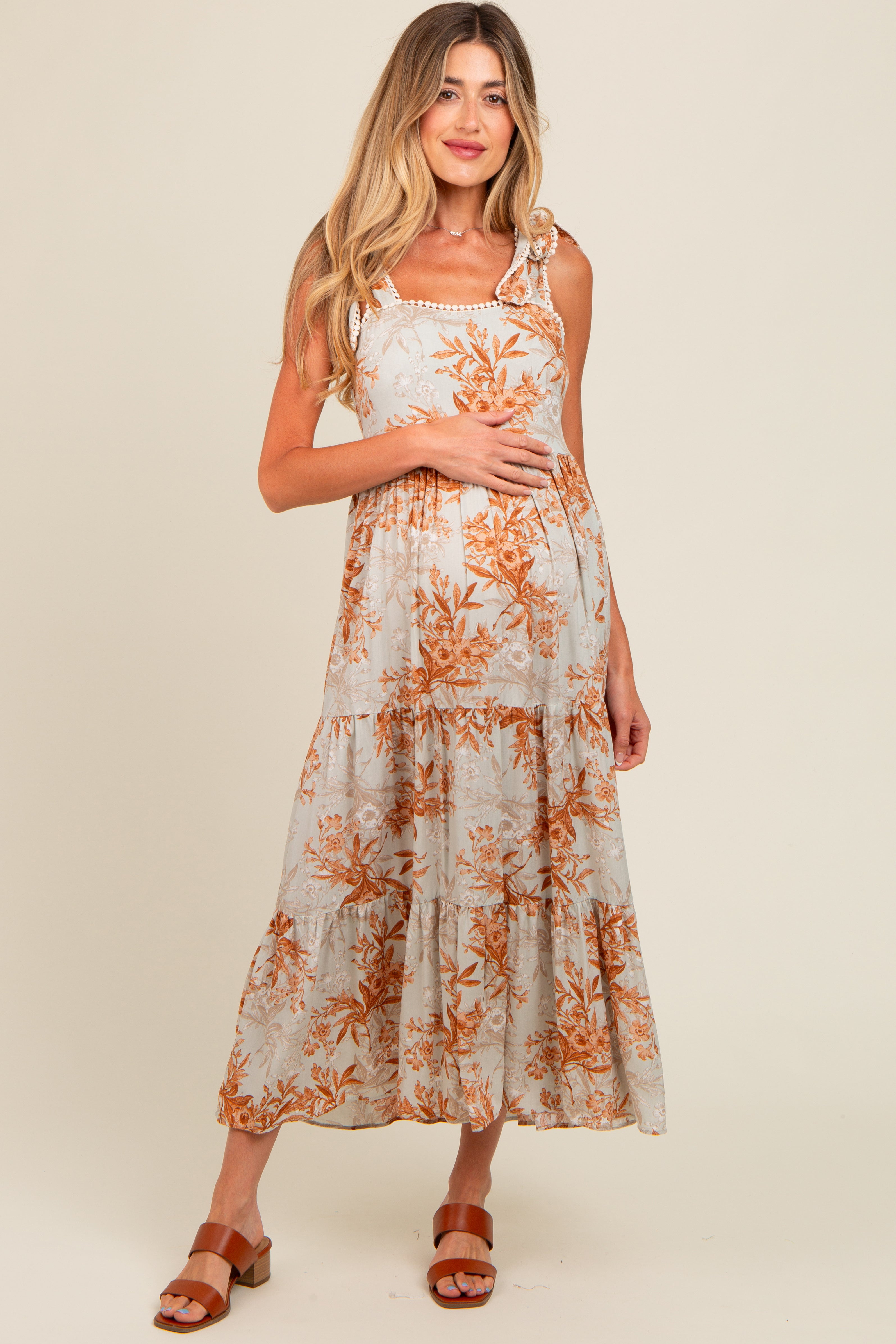 Umstandsmaxikleid mit Blütenmuster und Häkelbesatz