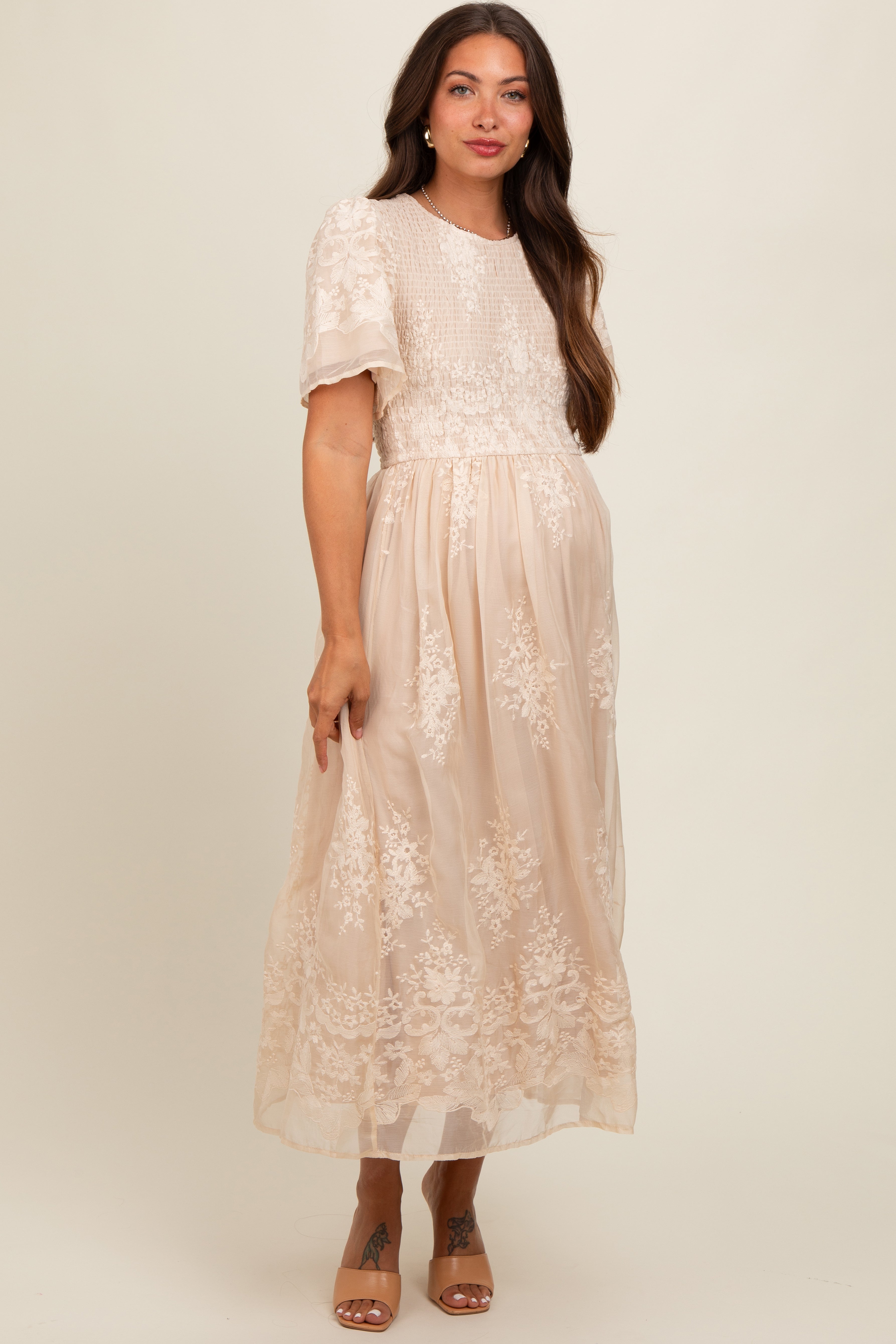 Besticktes Umstands-Midikleid mit Smok-Detail in Creme