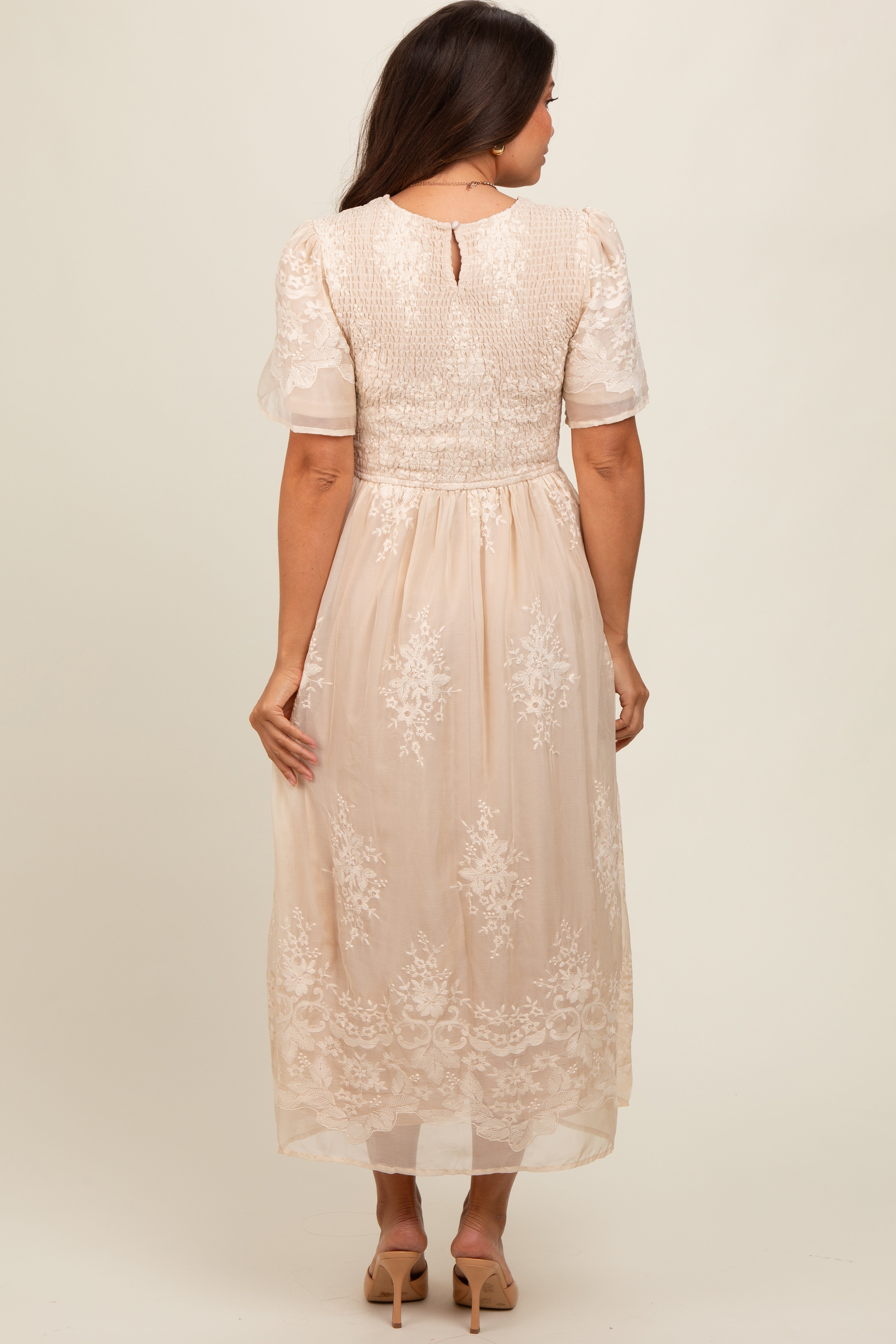 Besticktes Umstands-Midikleid mit Smok-Detail in Creme