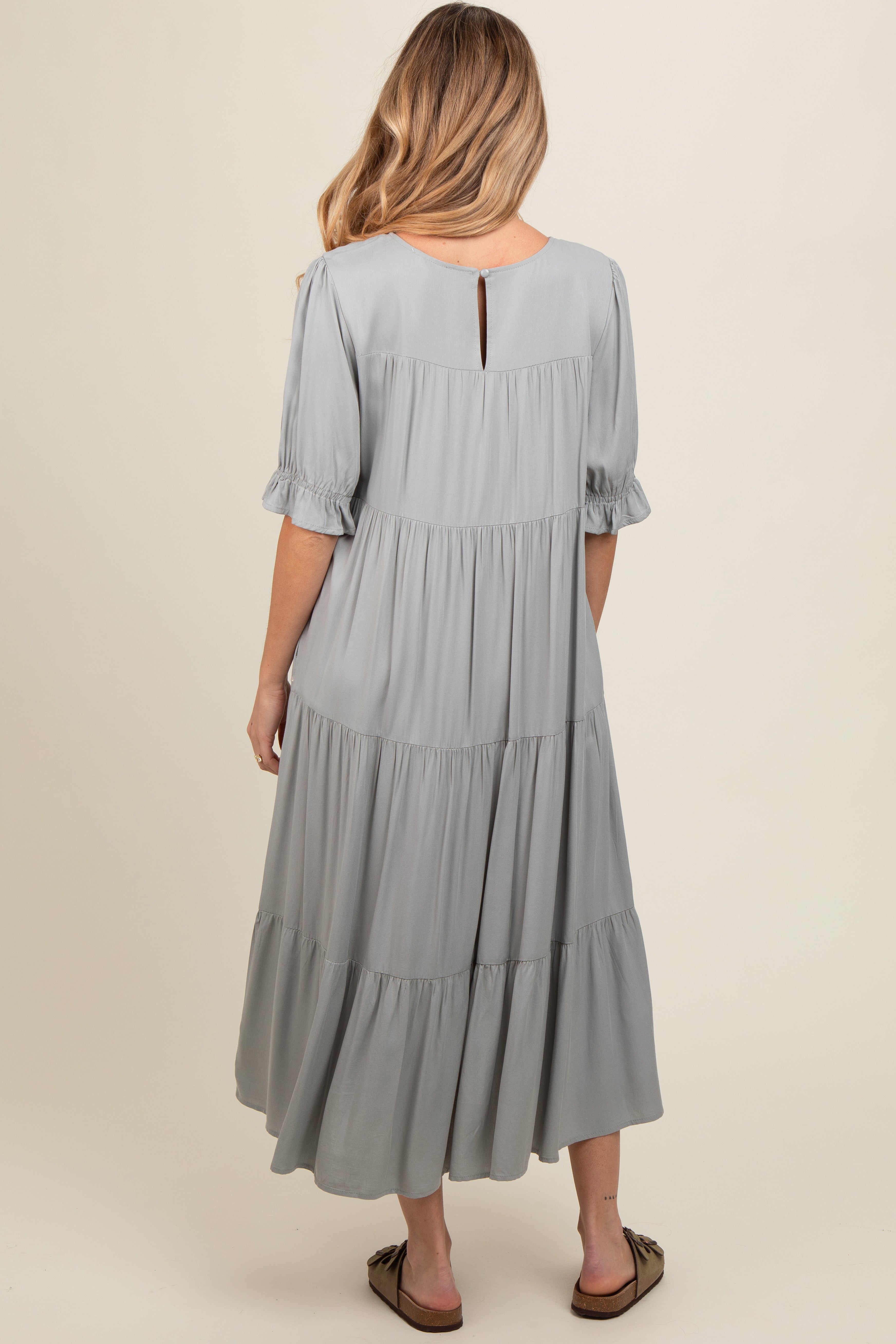 Besticktes Umstands-Midikleid mit Stufenrock in Grau