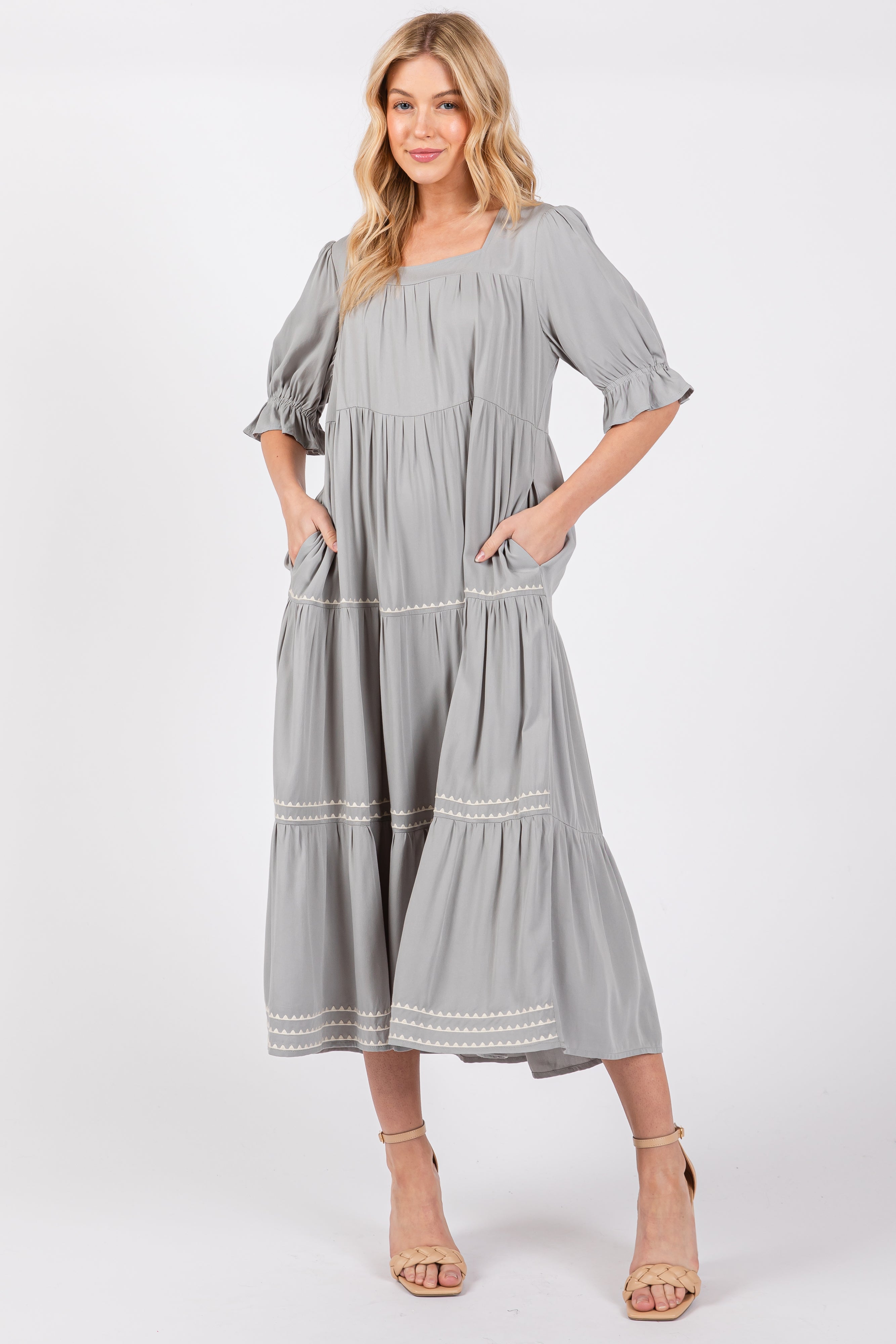 Besticktes Umstands-Midikleid mit Stufenrock in Grau