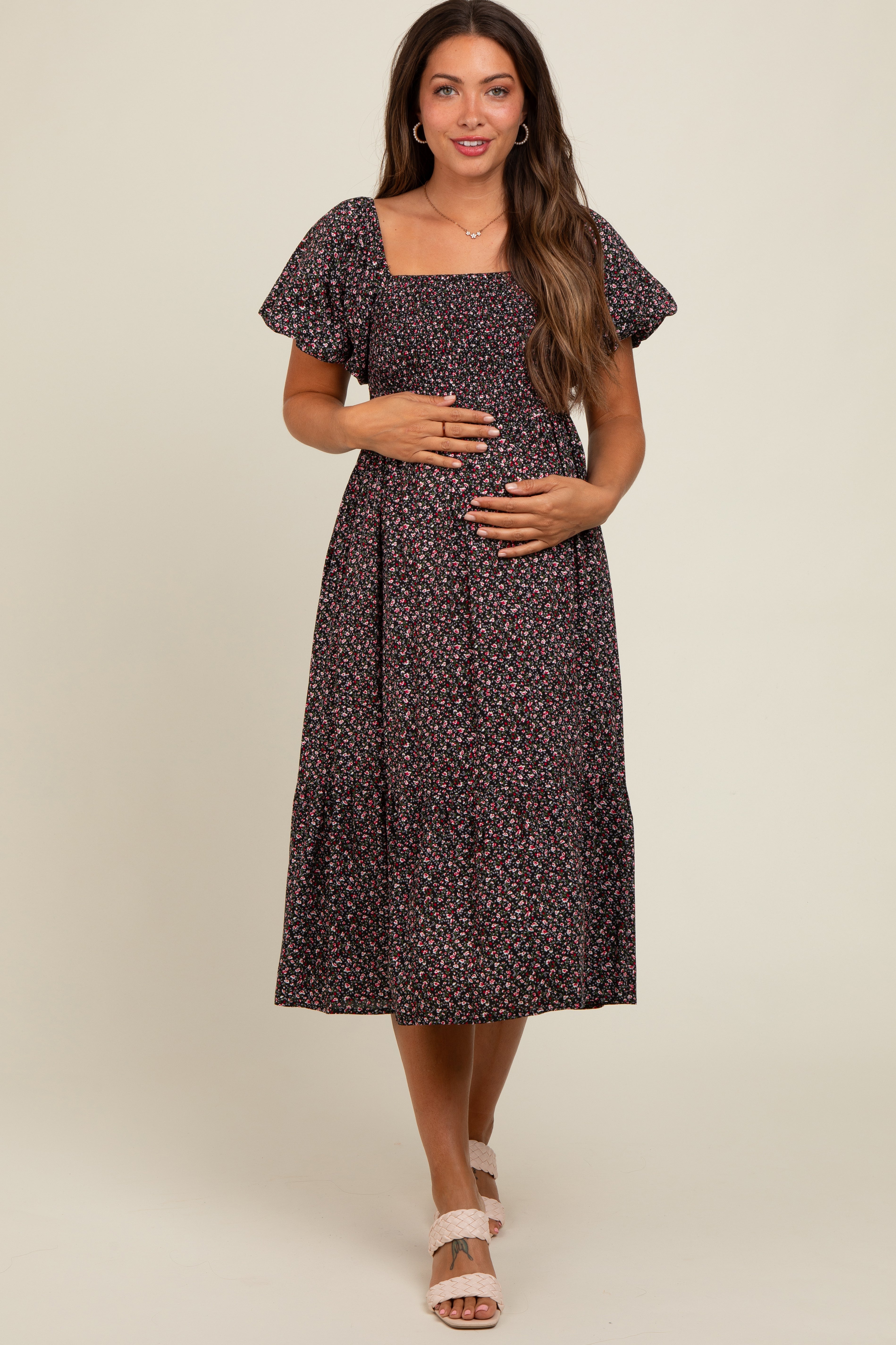 Umstands-Midikleid mit Blütenmuster und Smok-Oberteil