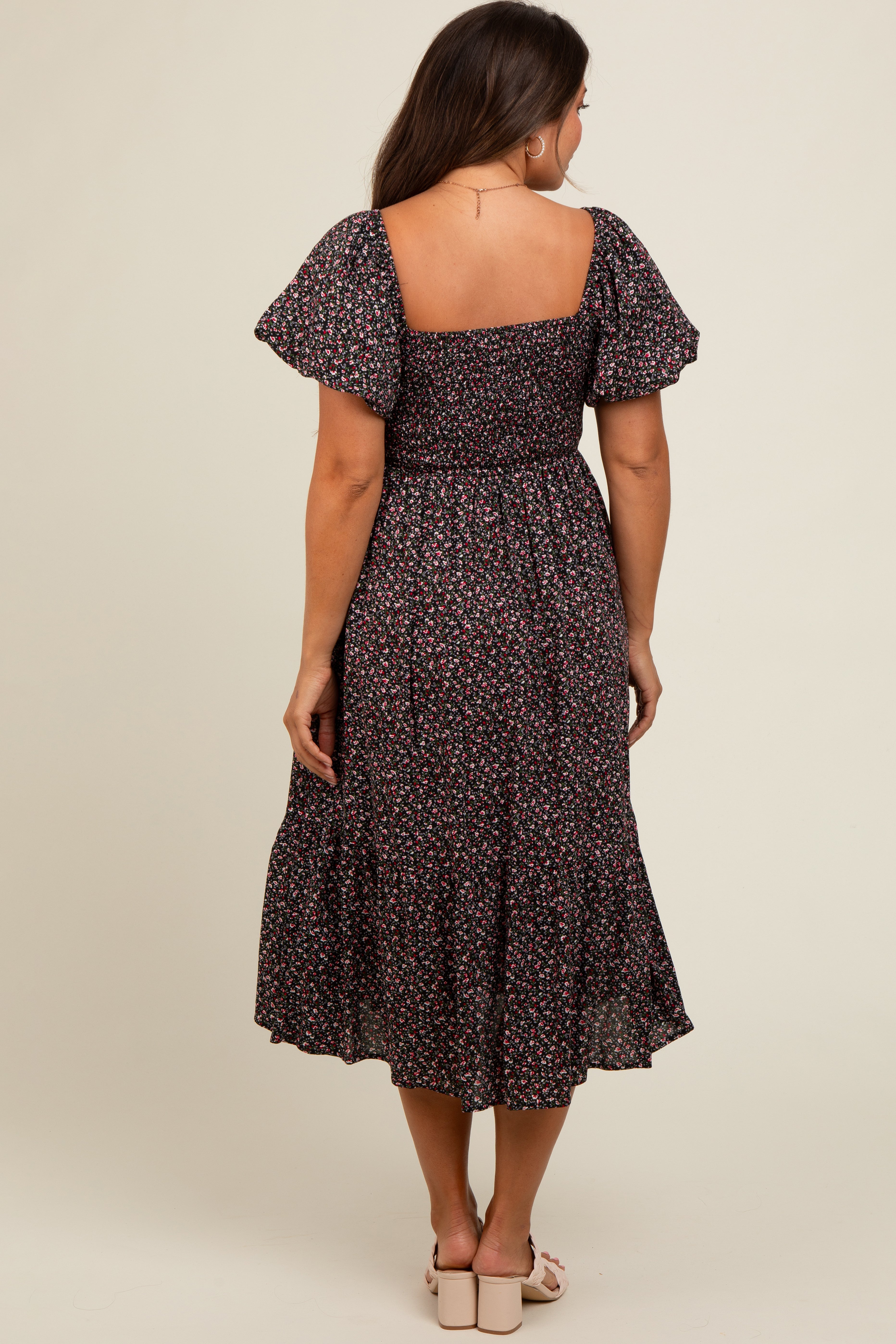 Umstands-Midikleid mit Blütenmuster und Smok-Oberteil