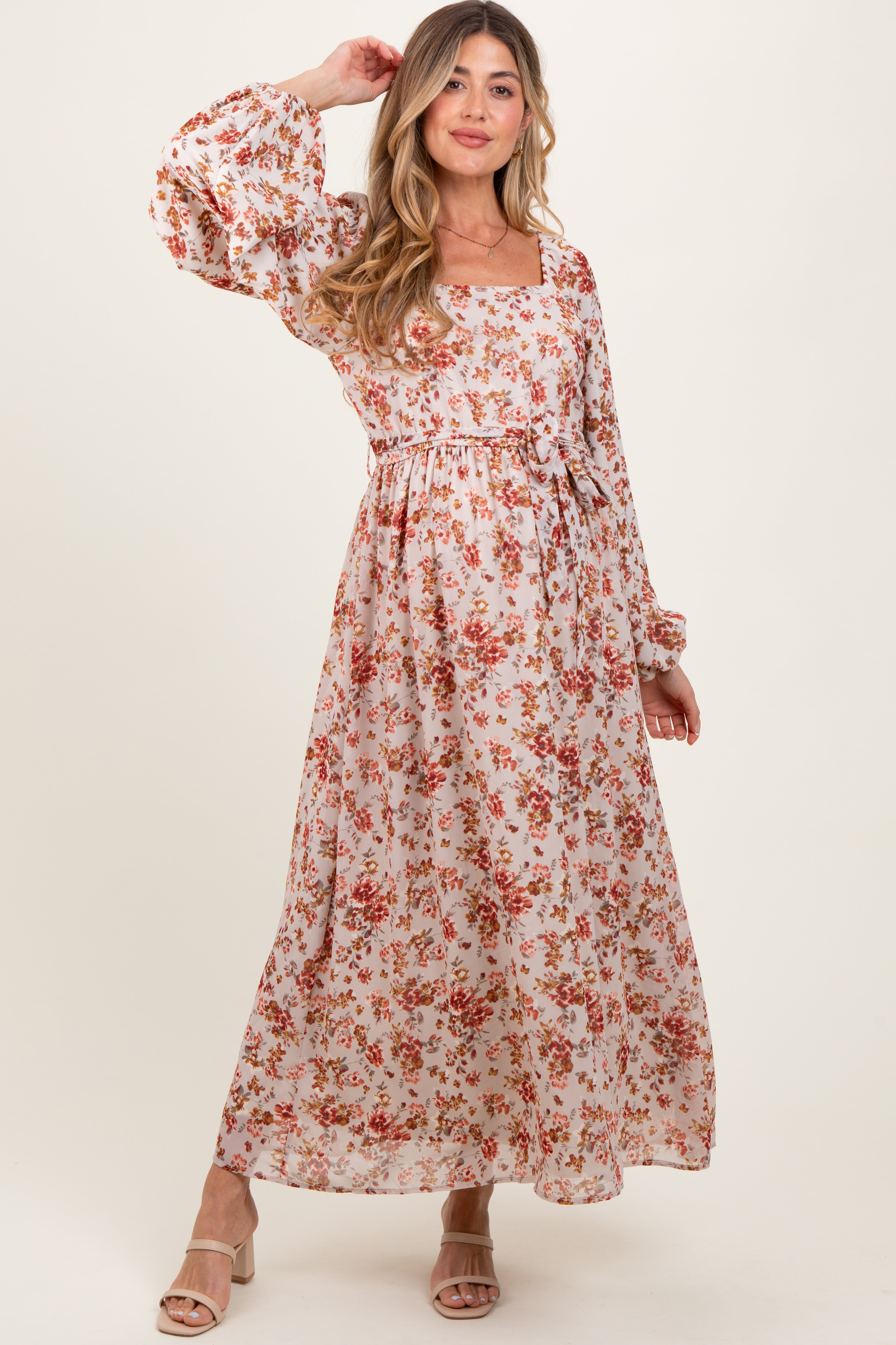 Cremefarbenes Umstands-Midikleid mit Blumenmuster, eckigem Ausschnitt und Bindeband vorne