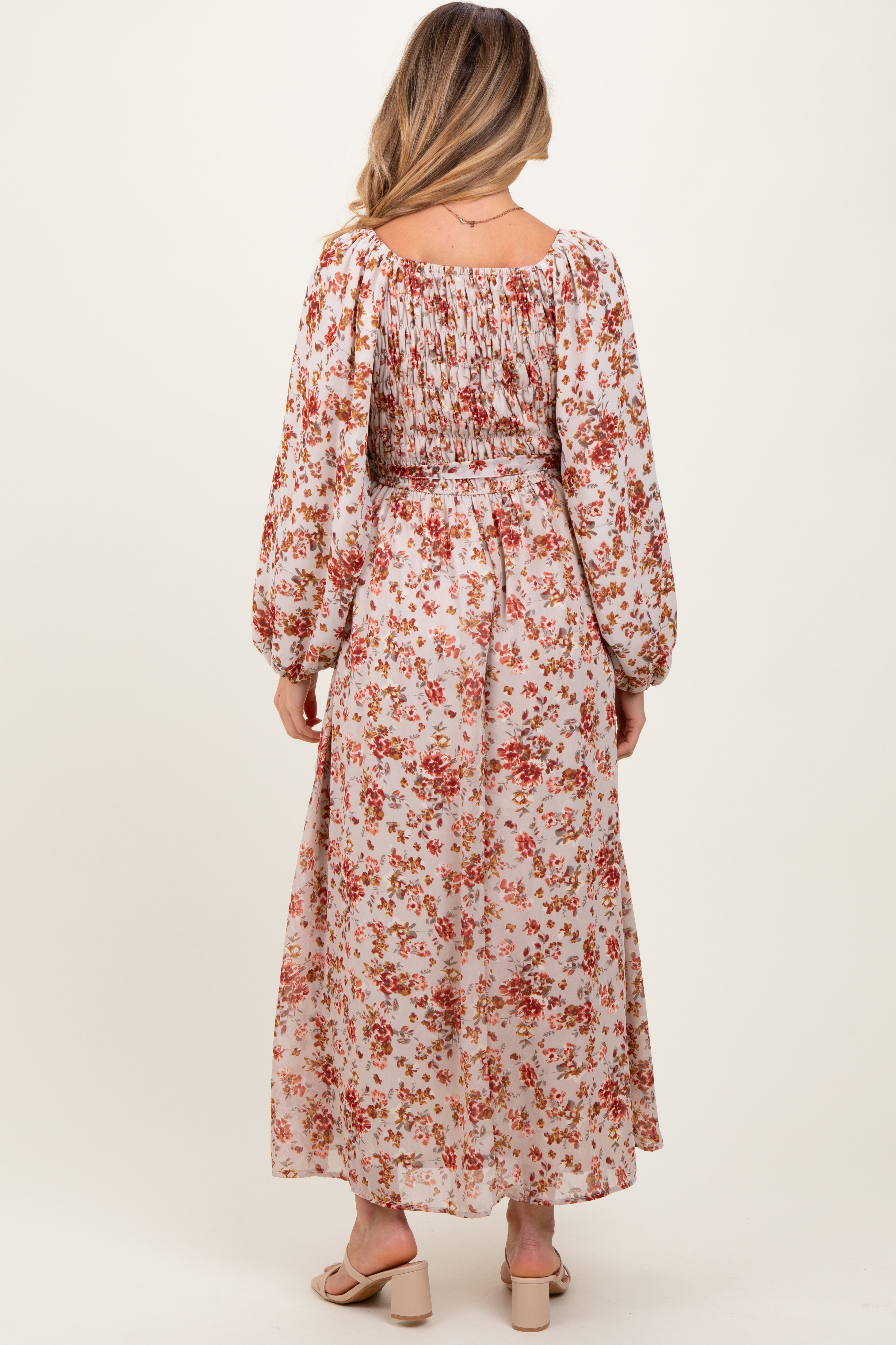 Cremefarbenes Umstands-Midikleid mit Blumenmuster, eckigem Ausschnitt und Bindeband vorne