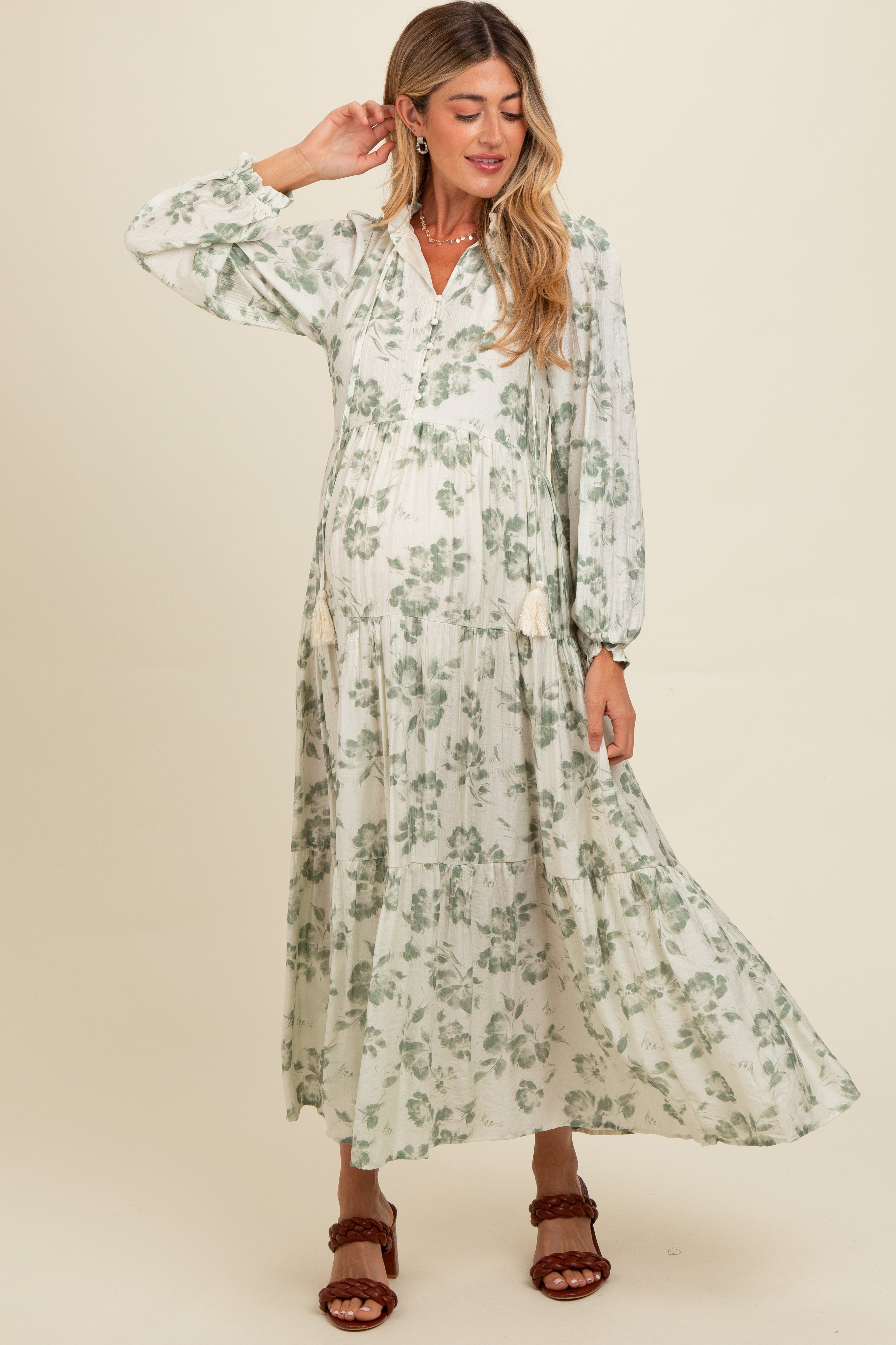 Olivfarbenes Umstands-Maxikleid mit Blumenmuster, Knopfleiste, Stufenrock und langen Ärmeln