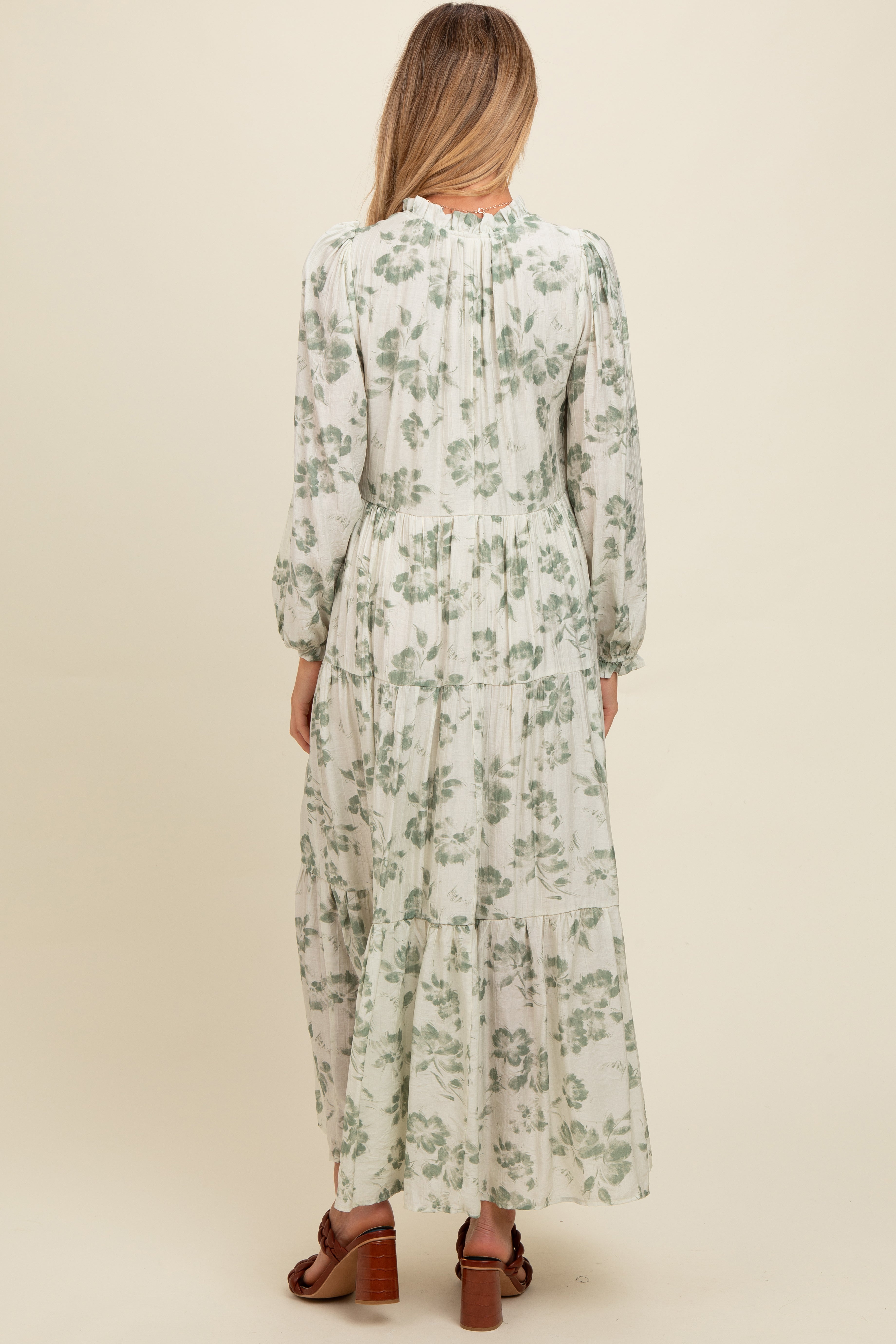 Olivfarbenes Umstands-Maxikleid mit Blumenmuster, Knopfleiste, Stufenrock und langen Ärmeln