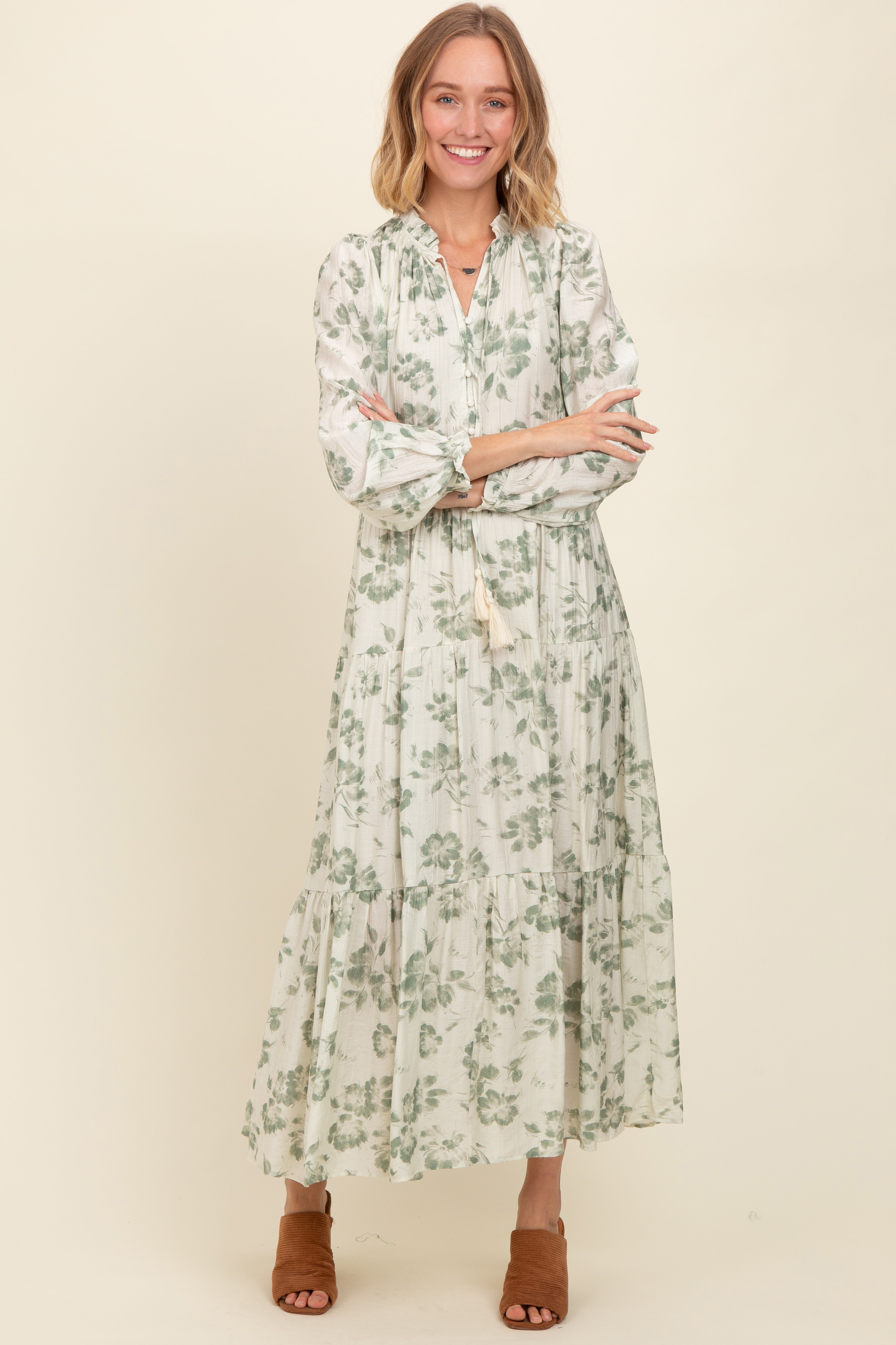 Olivfarbenes Umstands-Maxikleid mit Blumenmuster, Knopfleiste, Stufenrock und langen Ärmeln