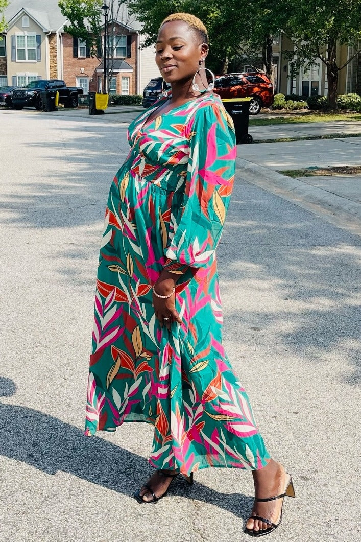 Umstands-Maxikleid mit Blätterprint und tiefem V-Ausschnitt