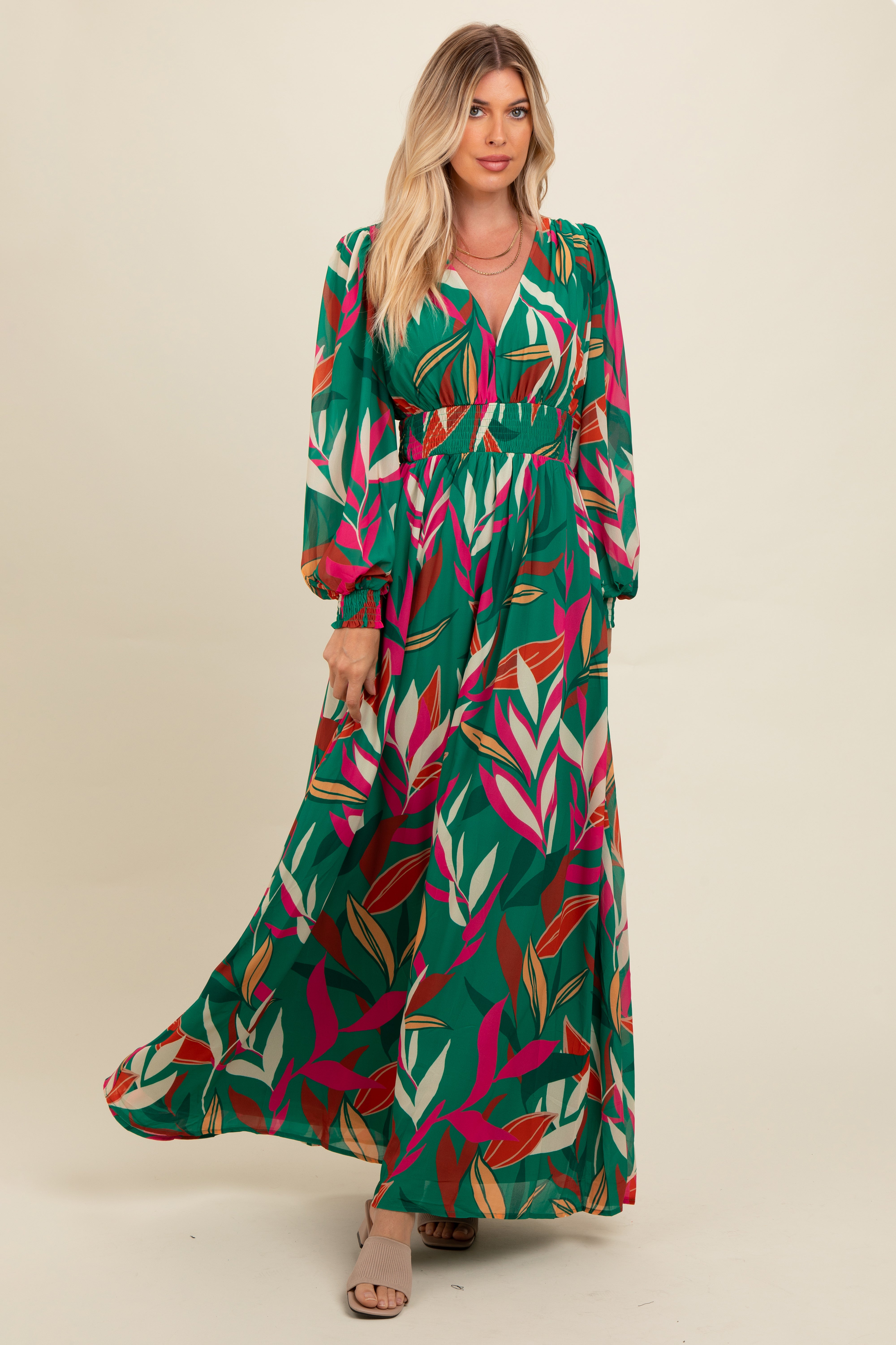 Umstands-Maxikleid mit Blätterprint und tiefem V-Ausschnitt