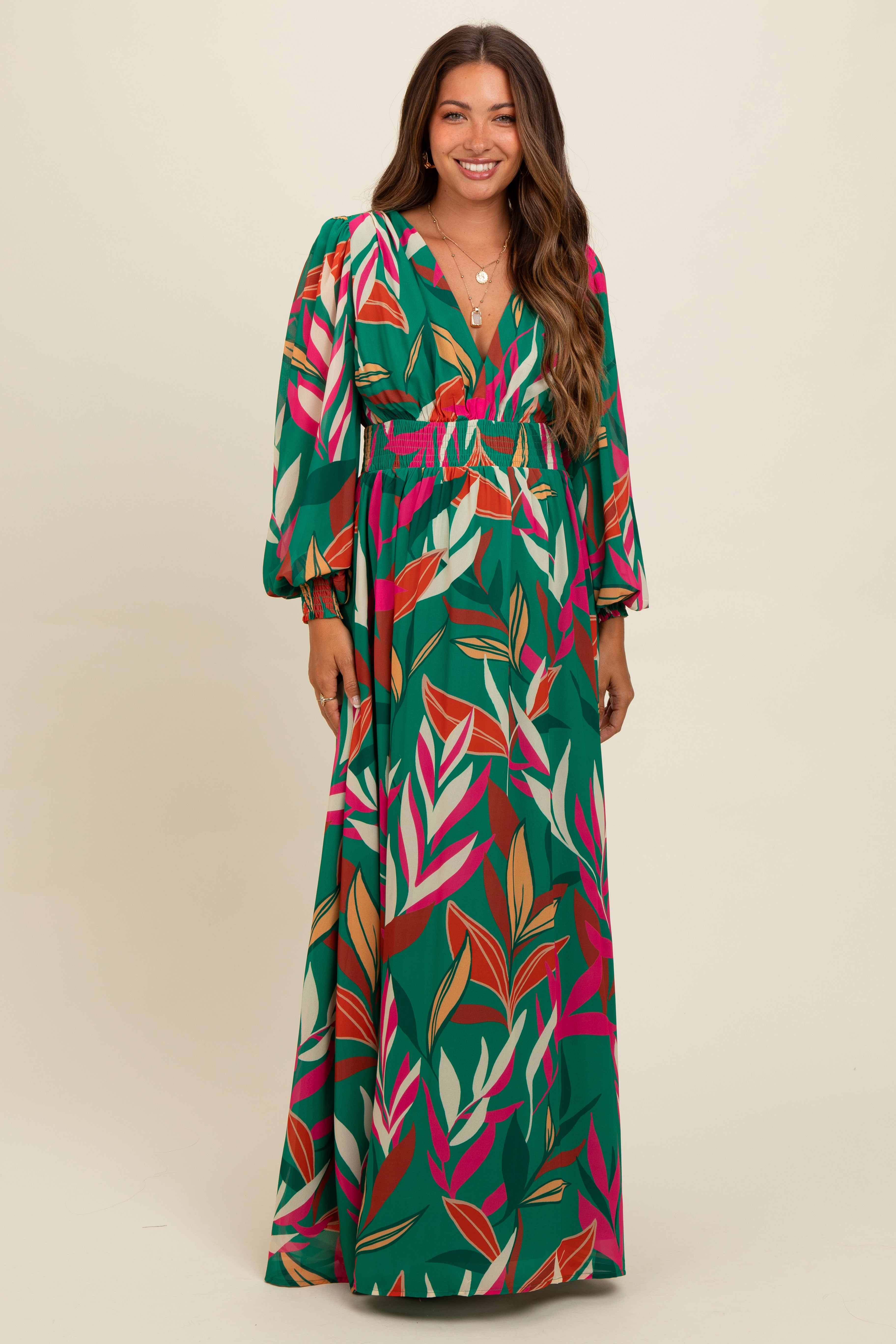 Umstands-Maxikleid mit Blätterprint und tiefem V-Ausschnitt