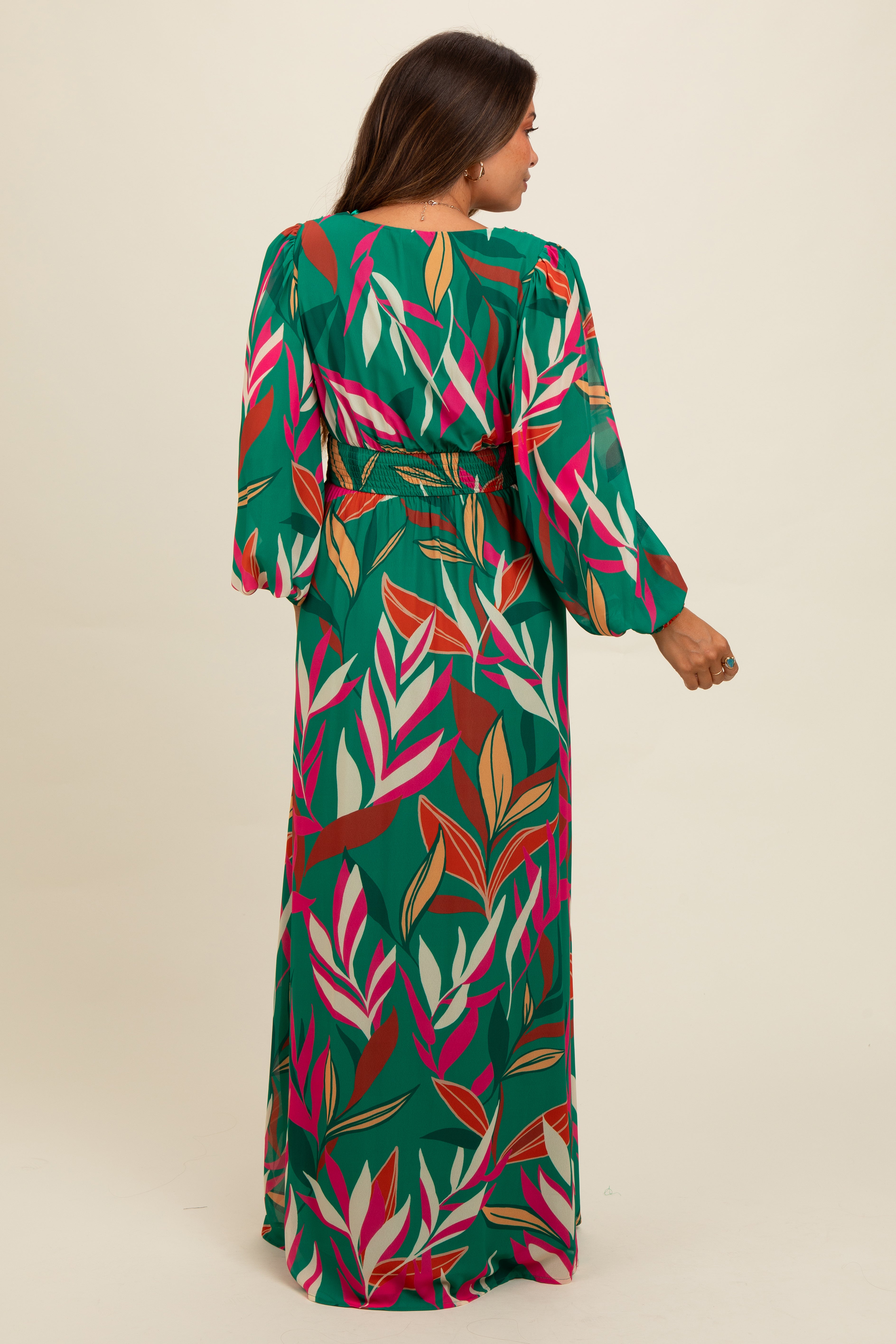 Umstands-Maxikleid mit Blätterprint und tiefem V-Ausschnitt