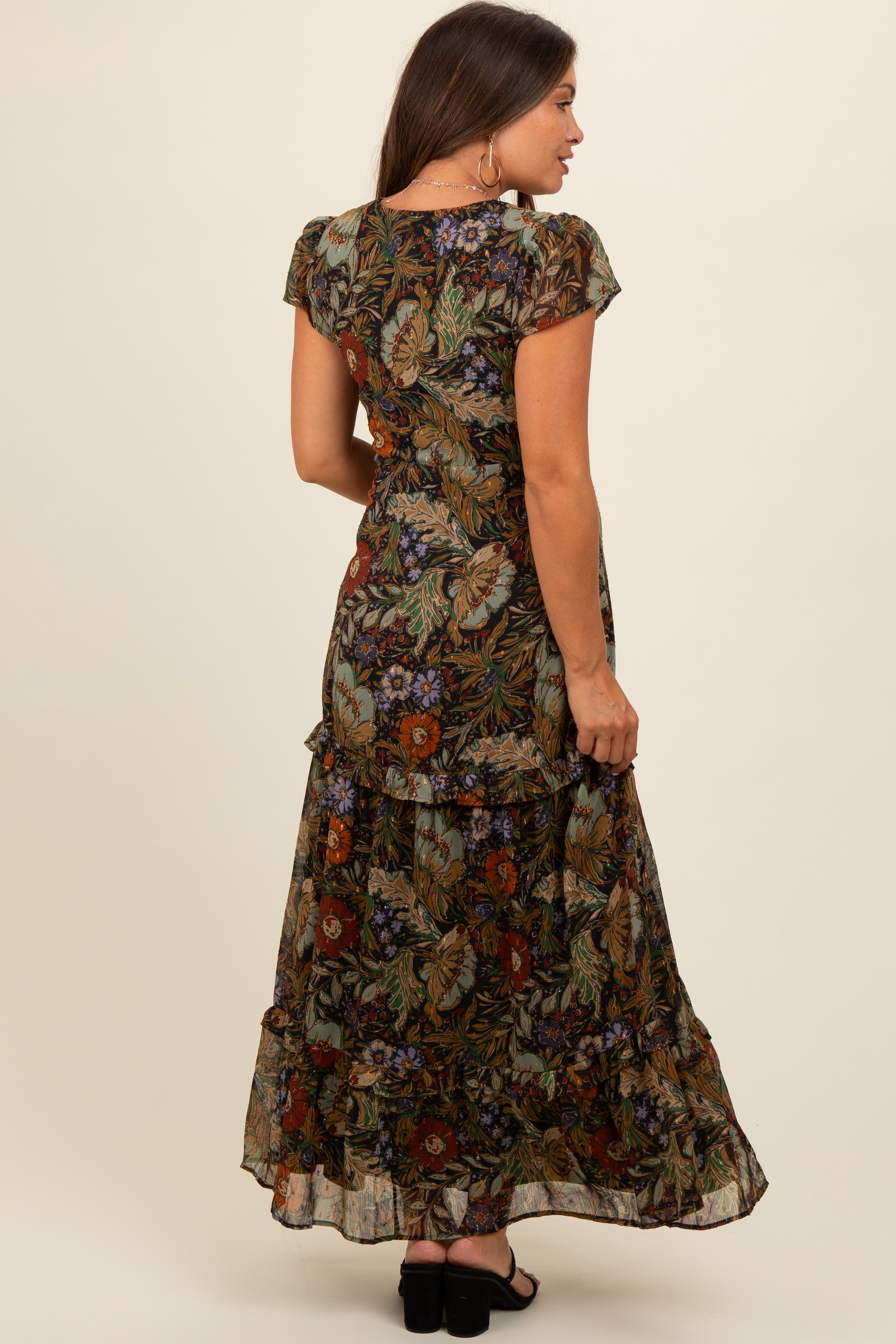 Schwarzes Umstands-Maxikleid mit Blumenmuster, tiefem V-Ausschnitt und Stufenrock
