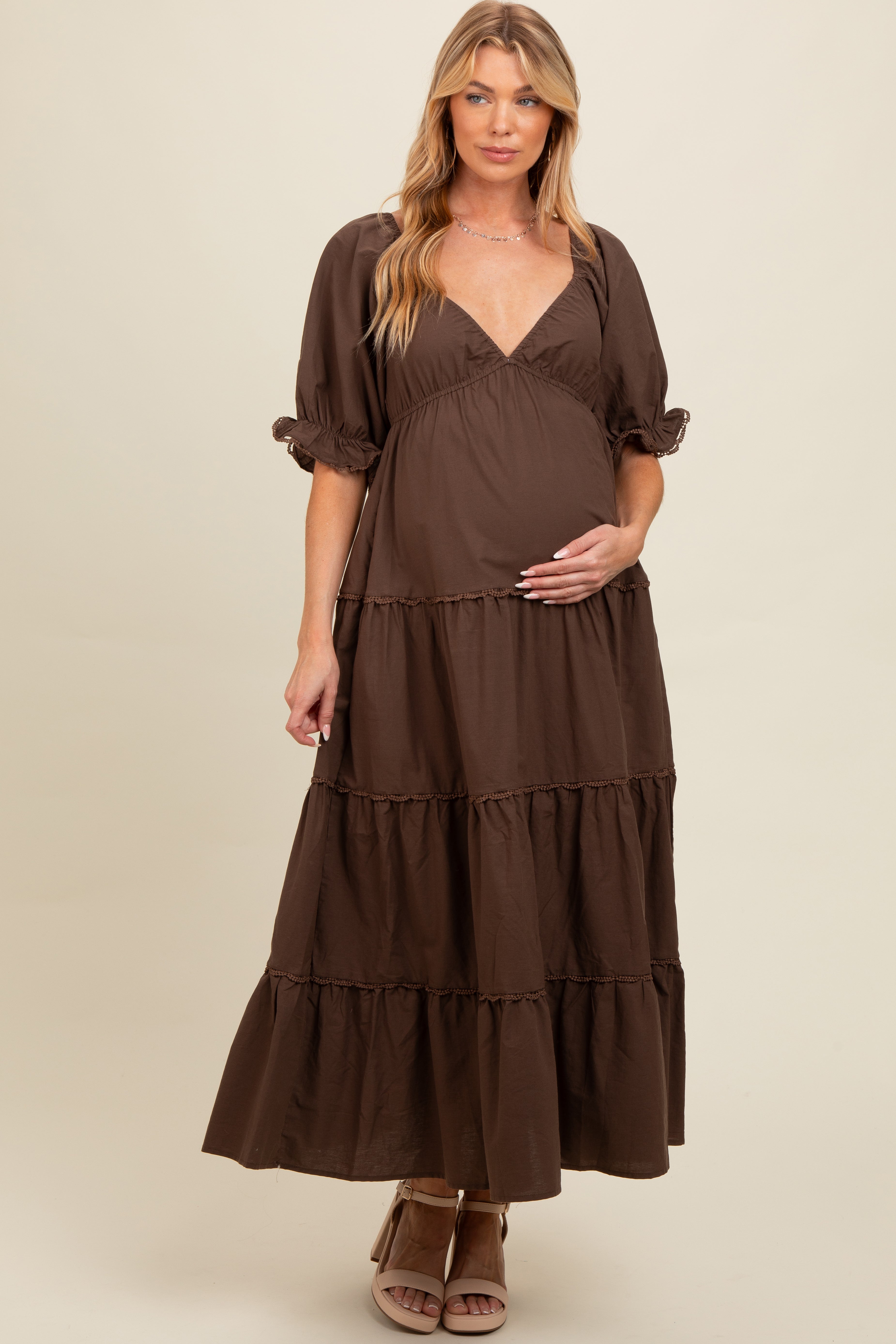 Umstands-Maxikleid mit tiefem V-Ausschnitt und Stufenrock in Braun