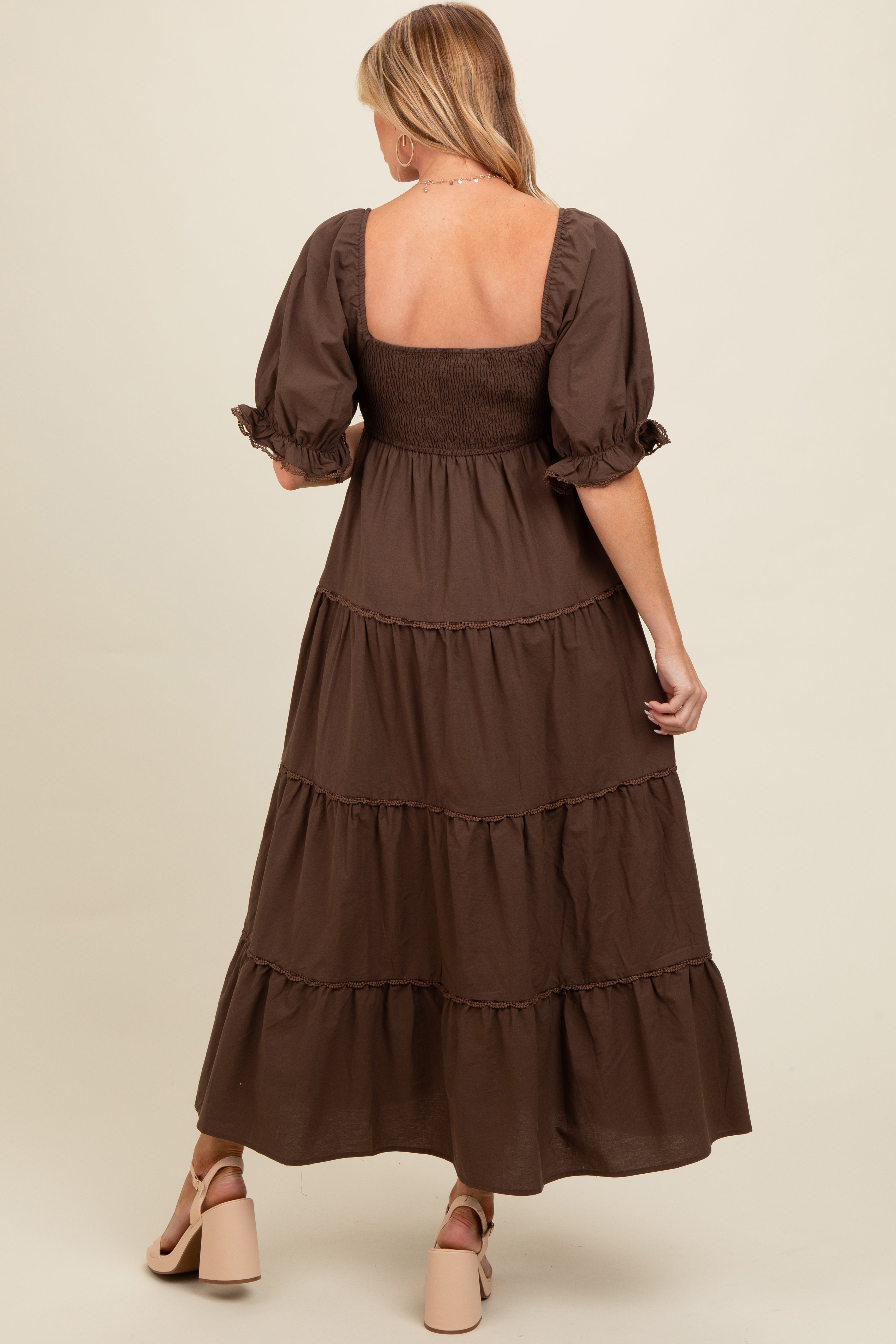 Umstands-Maxikleid mit tiefem V-Ausschnitt und Stufenrock in Braun