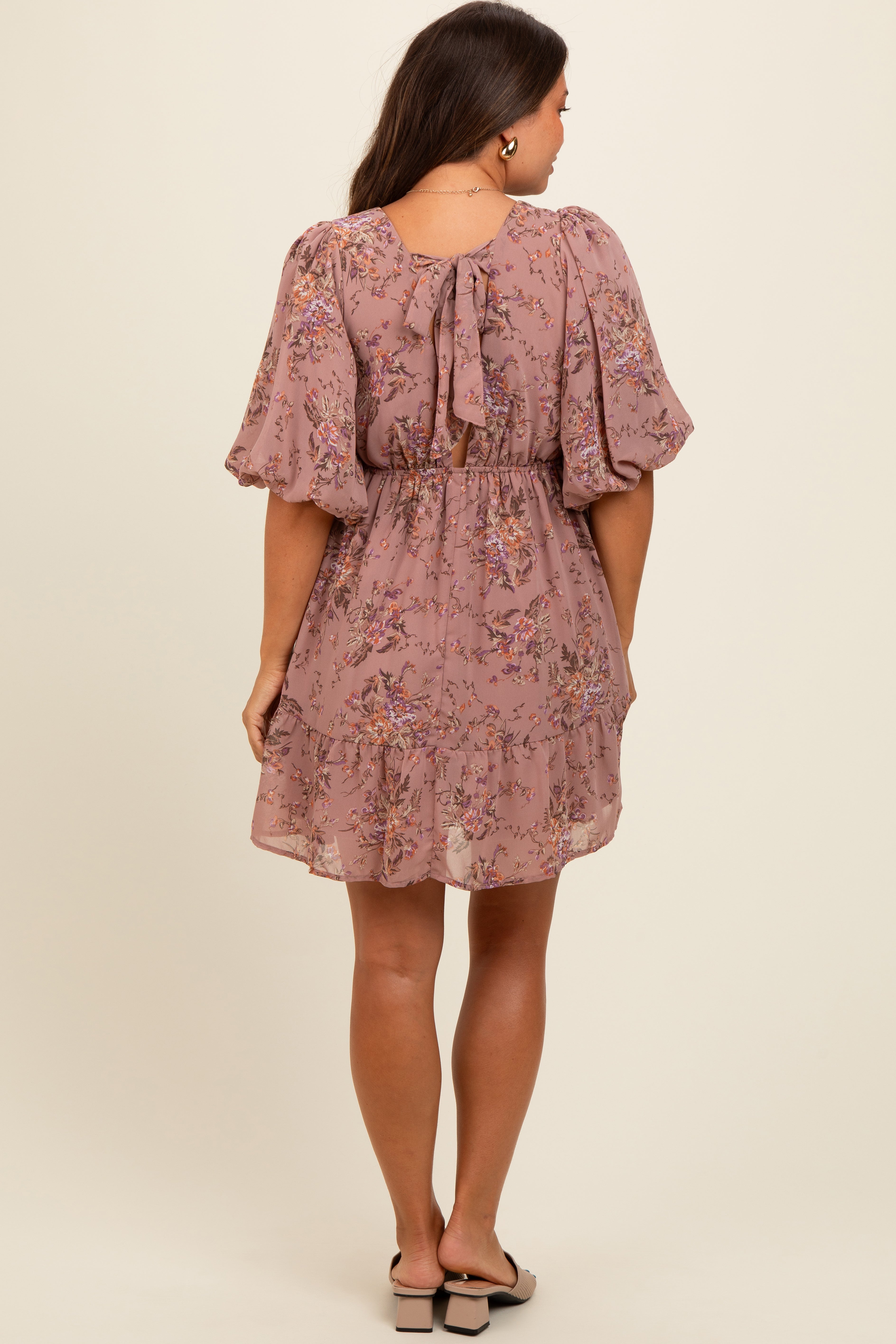 Umstands-Minikleid mit floralem Muster, tiefem V-Ausschnitt und Bindeband am Rücken